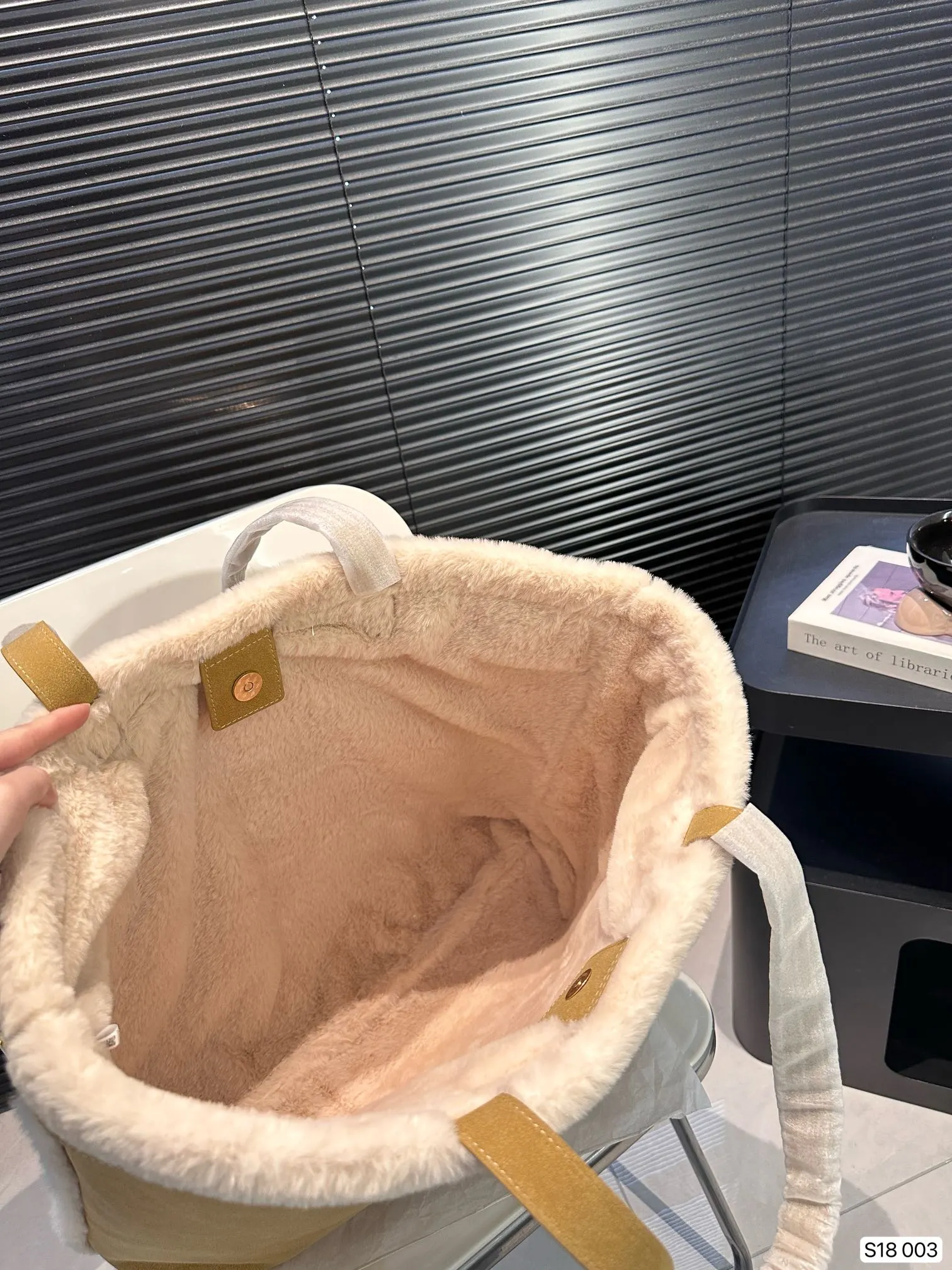 P140 赛琳秋冬限定|毛茸茸的celine托特包 celine这次的新品我很满意这只毛茸茸的托特真的很可爱，在秋叶飘零的时候背上有多应景了秋冬氛围感直接拿捏！尺寸：40 34 货号003