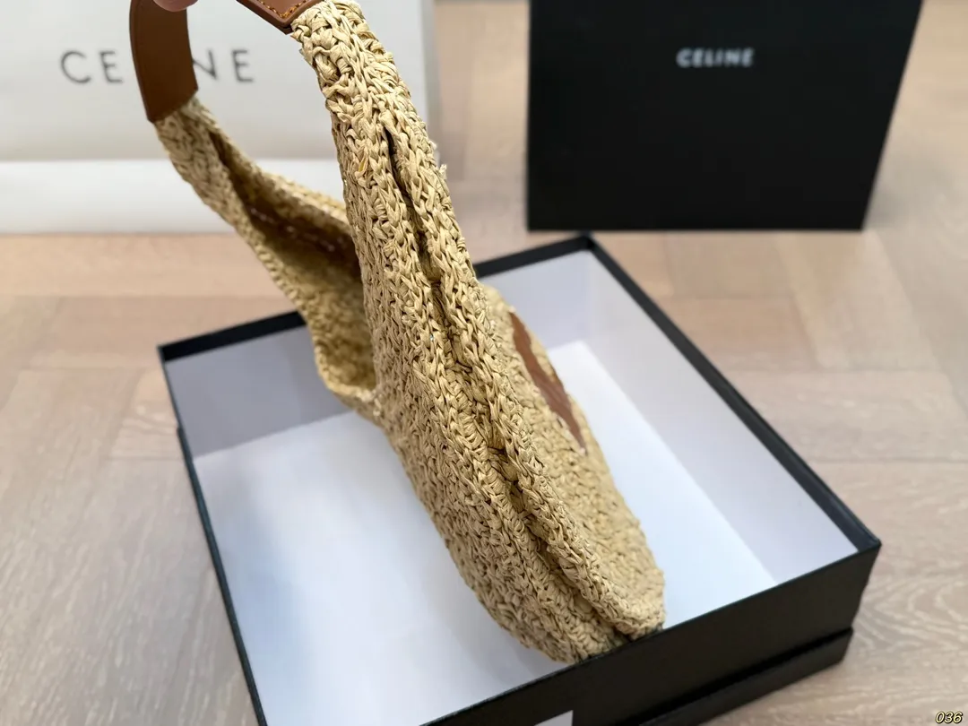 ¥155配盒 Celine赛琳草编腋下包 满满的设计感 复古中透露着优雅 超级高级的配色 实物绝对惊艳到你 尺寸32 18