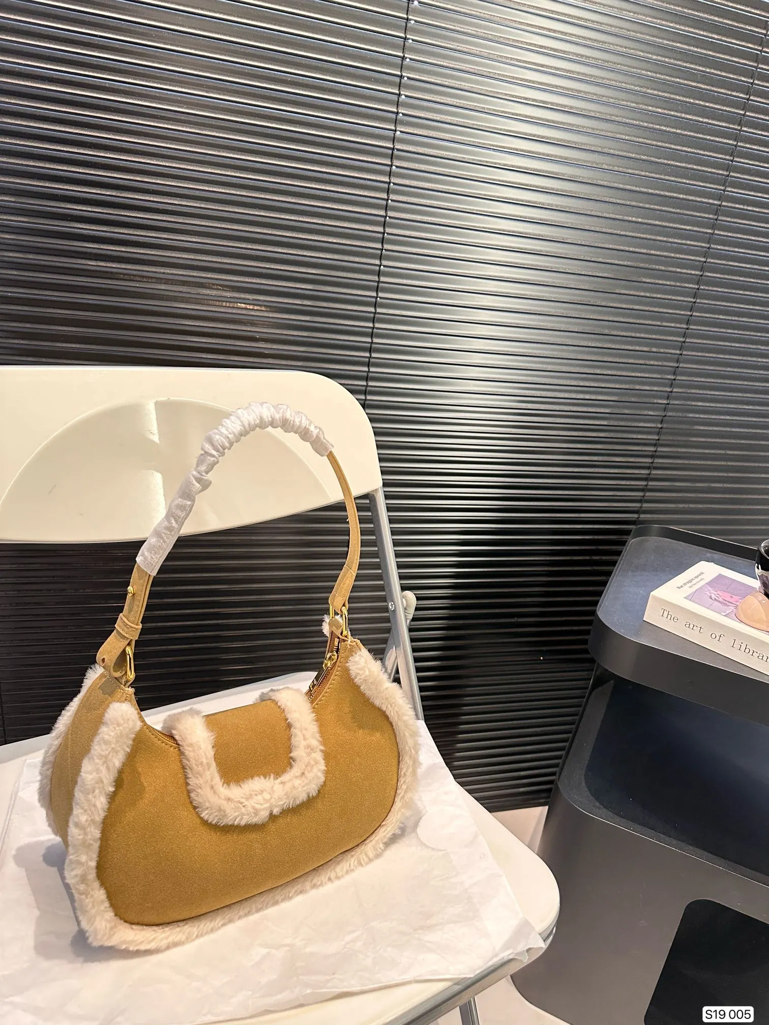 P145 赛琳秋冬限定|毛茸茸的celine腋下包 celine这次的新品我很满意这只毛茸茸的托特真的很可爱，在秋叶飘零的时候背上有多应景了秋冬氛围感直接拿捏！尺寸：26 14 货号005