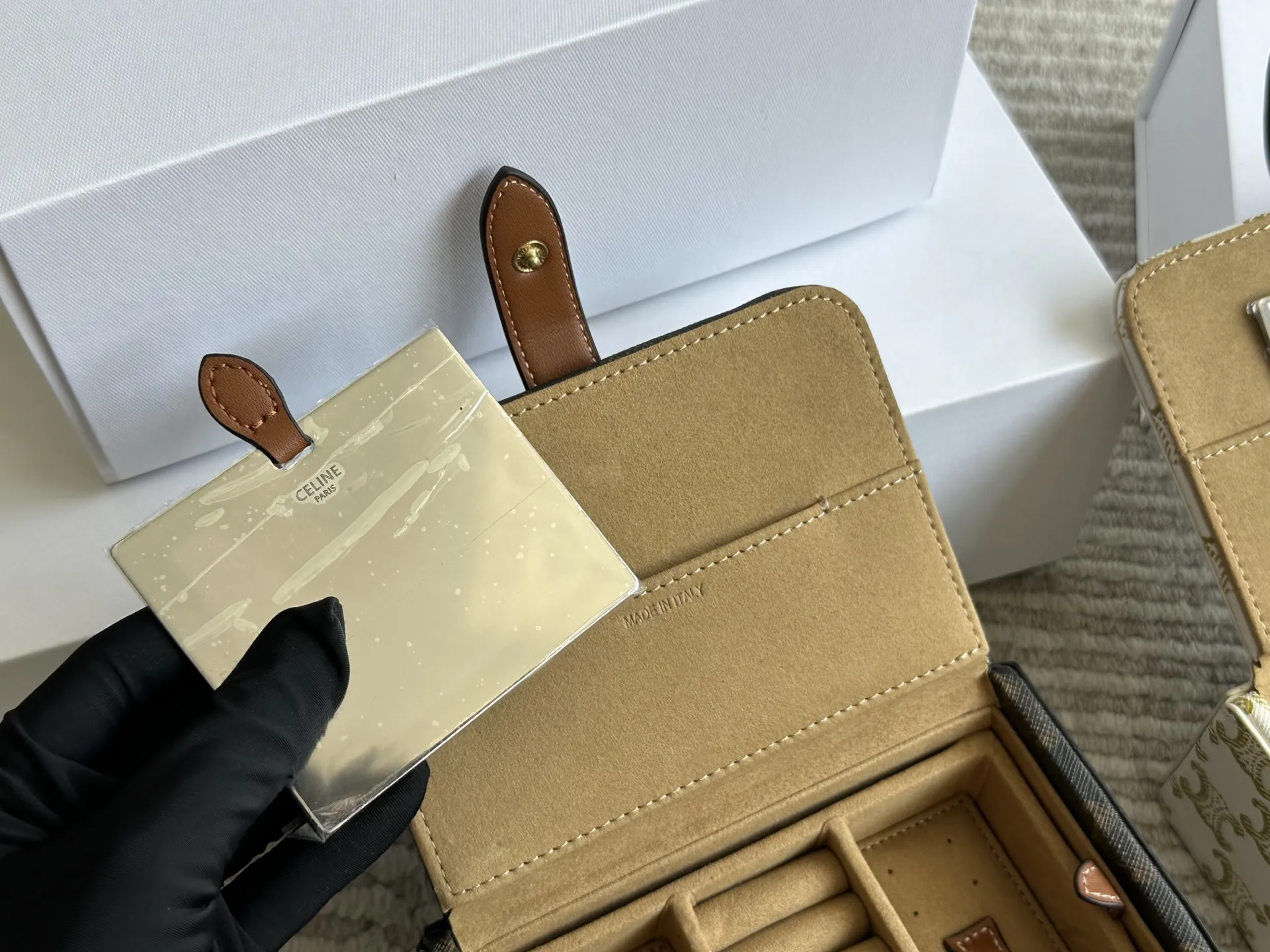 💰 330 配盒 celine的实用单品!老花首饰盒 收纳能力超级强戒指耳钉 手镯项链都有可以放的区域首饰很多也能一目了然的找到想带的款 材质我也很喜欢不是很容易积灰外面随便擦 尺寸 16 12cm