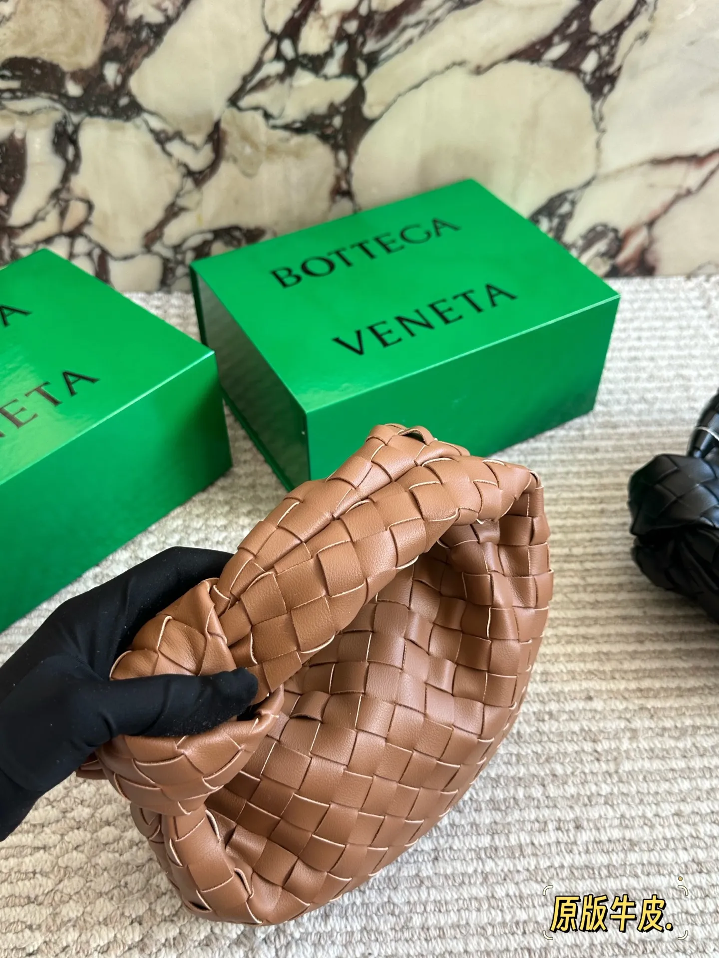 牛皮💰240 配盒 size:25 15cm BV 新款云朵包 迷恋老钱风随意又慵懒的感觉 牛批皮质 牛皮 柔软容量超大手拎大小感觉很合适