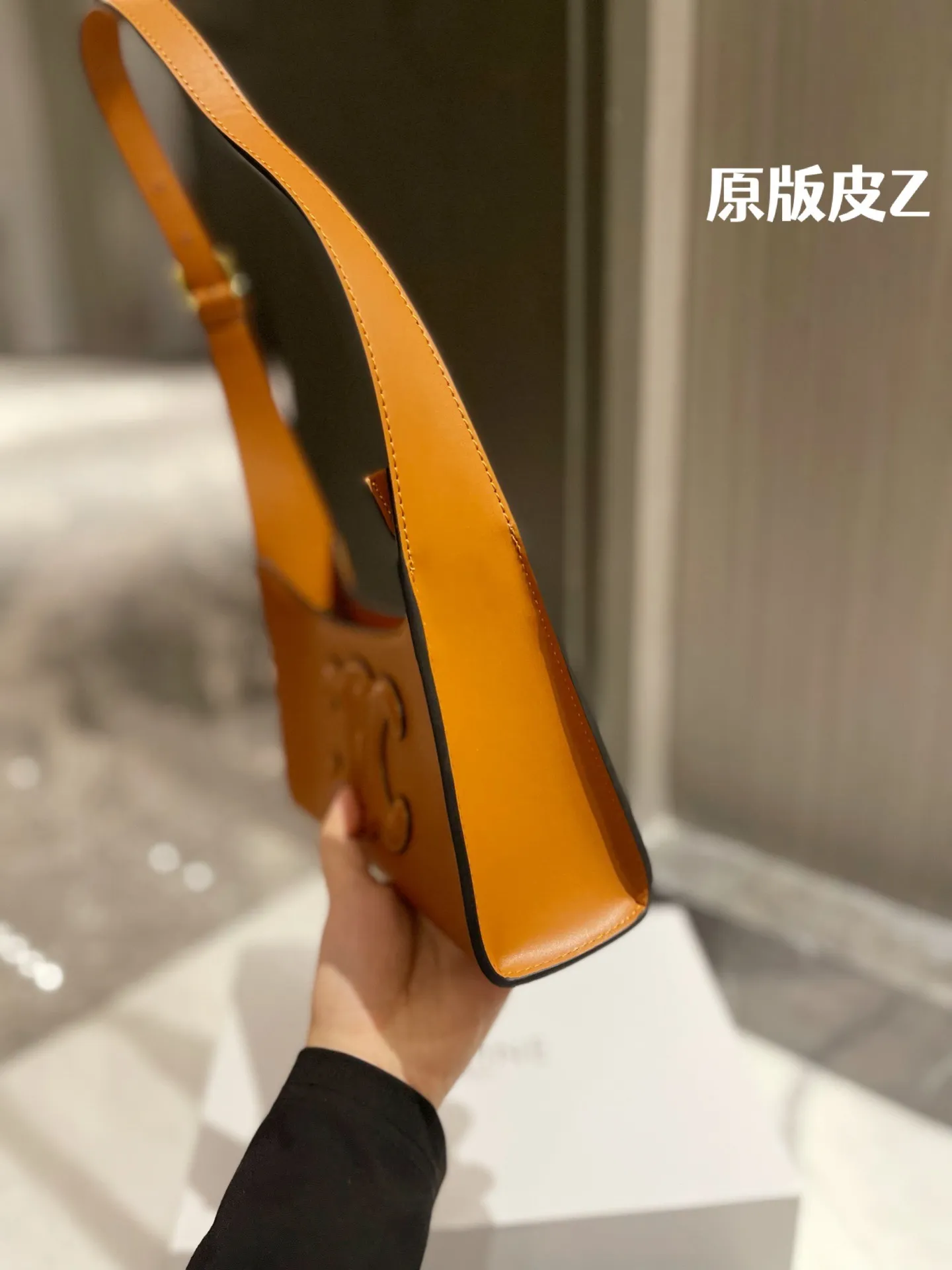 原版头层皮 P165 |Celine 牛皮 腋下包 box皮 CELINE|2022王炸凯旋门腋下包 CELINE2022的王炸包包-凯旋门腋下包,太适合夏天 了,掐指一算又是这一季的断货爆款!一身黑色系搭配这 个黑金凯旋门也毫不逊色,抛光小牛皮的光泽感,会有 Bling Bling的反光点 ◆太喜欢 CELINE这一季的单品了,简直 就是贝拉本拉!这个小包包真的是可盐可甜!暗黑风,辣 妹风的小姐姐也可尝试 夏天穿一个Zaa小背心配上这个包包出门!就很无敌尺寸21 11cm 配折叠礼盒