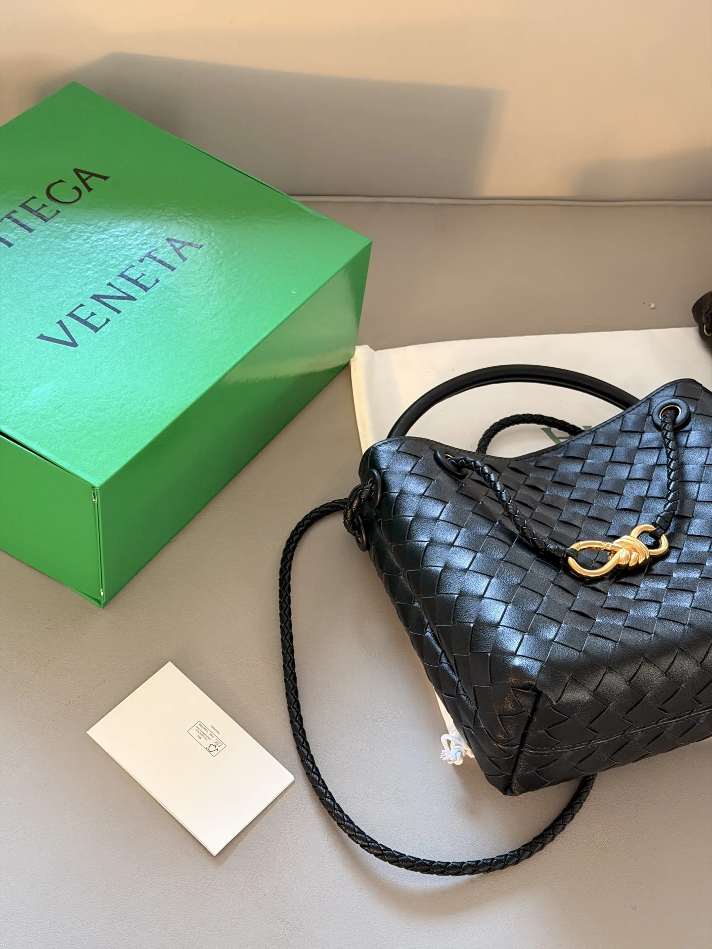 💰235 配盒 size:25*20cm BV Andiamo 迷恋老钱风随意又慵懒的感觉 实物皮质 柔软容量超大手拎大小感觉很合适