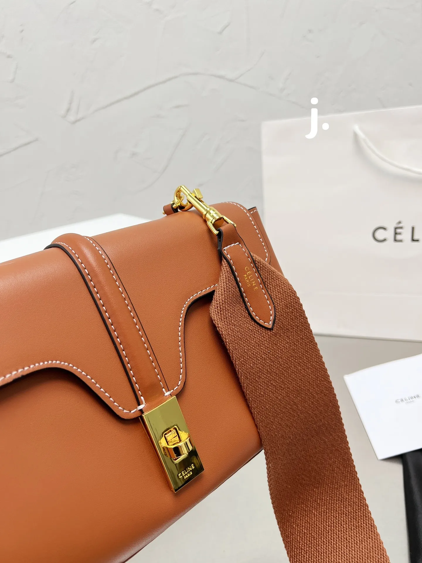 p165 Celine |soft 16-小号 CELINE斜挎和单肩都很好看有腔调!搭配任何衣服都非常百搭,四季可用,让你可甜可盐,今年的Celine 风潮风靡全世界,拥有这只一定让你成为全场最有话题的时髦精 尺寸 24 14 配折叠盒