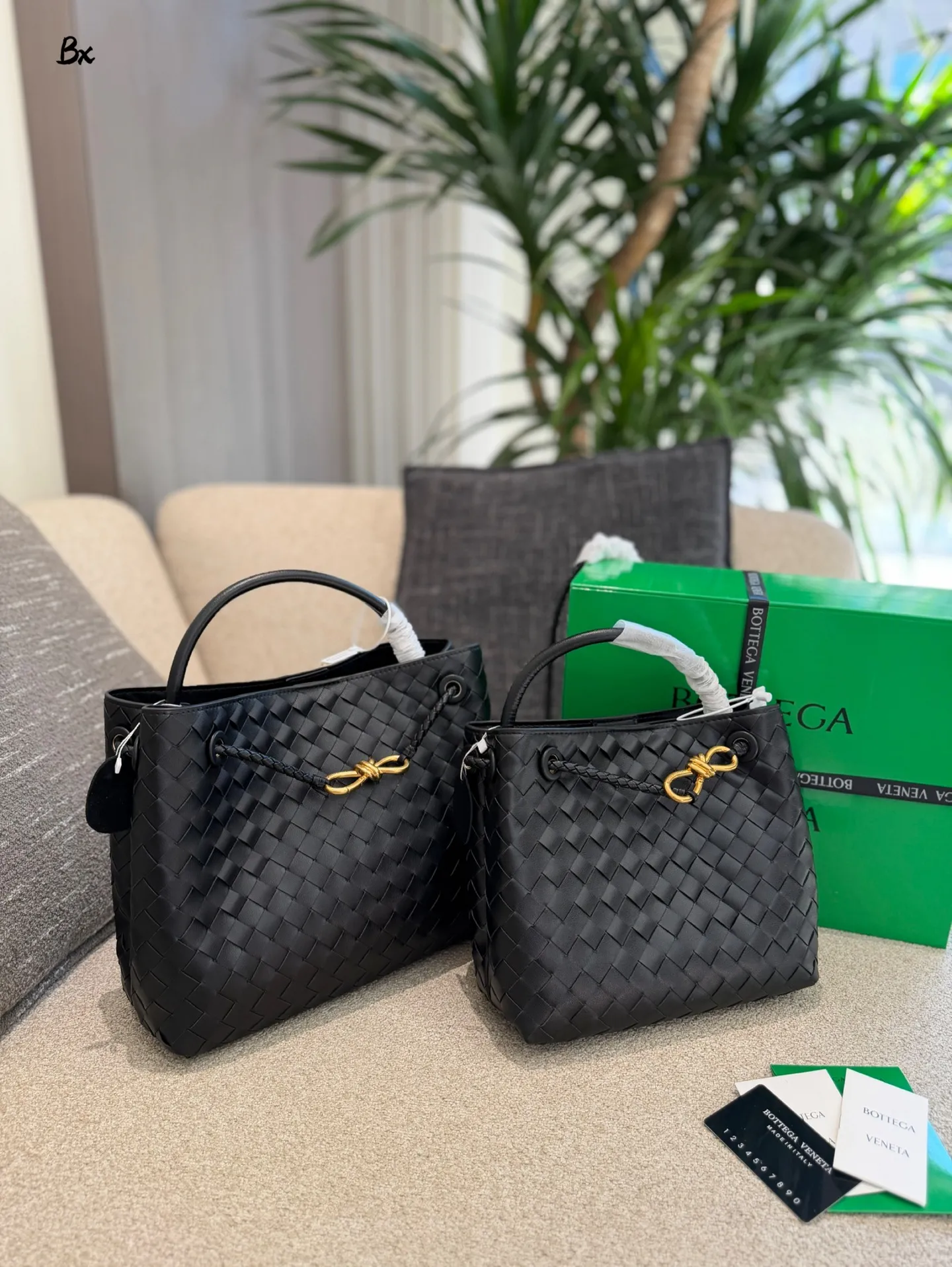 p235p255 BV Andiamo巴罗洛手袋​​ 🍷Bottega Veneta Andiamo系列手袋，巴罗洛酒红色超有质感，Nappa小羊皮+Intrecciato编织工艺，触感柔软细腻，纹理超美！金属绳结锁扣可调节，单肩、手拎、斜挎都OK，通勤日常都能用👜。小号&中号容量适中，实用又时髦，酒红色优雅复古，秋冬搭配超出片，是都市女生必入的高端手袋✨。25cm30cm配盒子