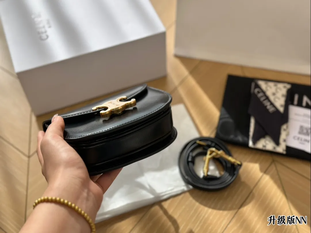 &yen;180配盒 LISA同款可爱手提小包一枚！ CELINE BESACE TRIOMPHE太太太太可爱啦！可盐可甜！虽然放不下手机但是可以装下你的其他东西鸭！尺寸15*12