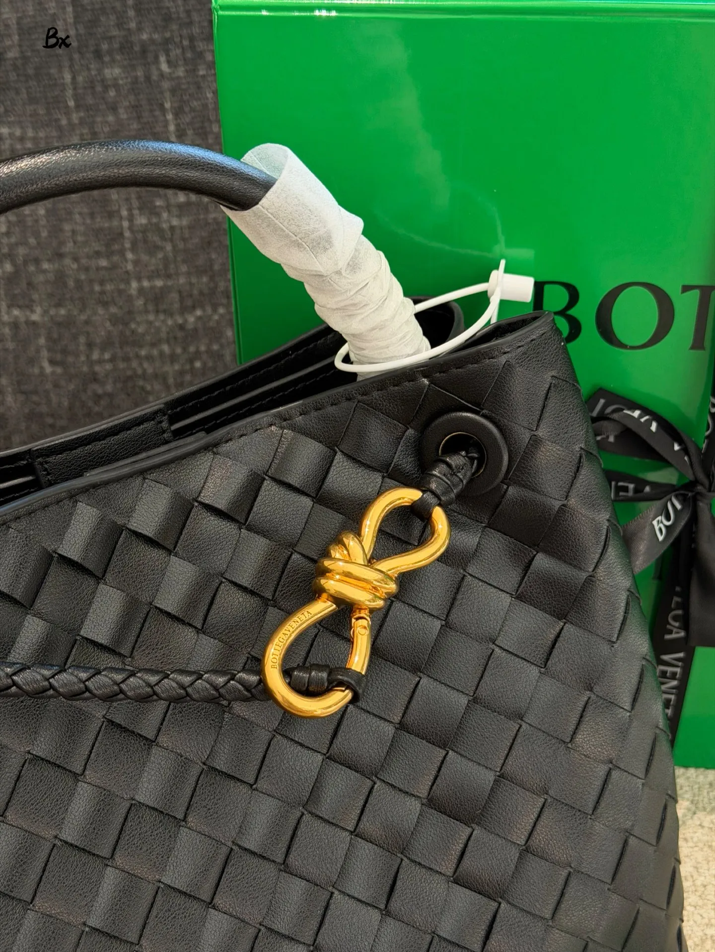 p235p255 BV Andiamo巴罗洛手袋 🍷Bottega Veneta Andiamo系列手袋,巴罗洛酒红色超有质感,Nappa小羊皮+Intrecciato编织工艺,触感柔软细腻,纹理超美!金属绳结锁扣可调节,单肩、手拎、斜挎都OK,通勤日常都能用👜。小号&中号容量适中,实用又时髦,酒红色优雅复古,秋冬搭配超出片,是都市女生必入的高端手袋✨。25cm30cm配盒子