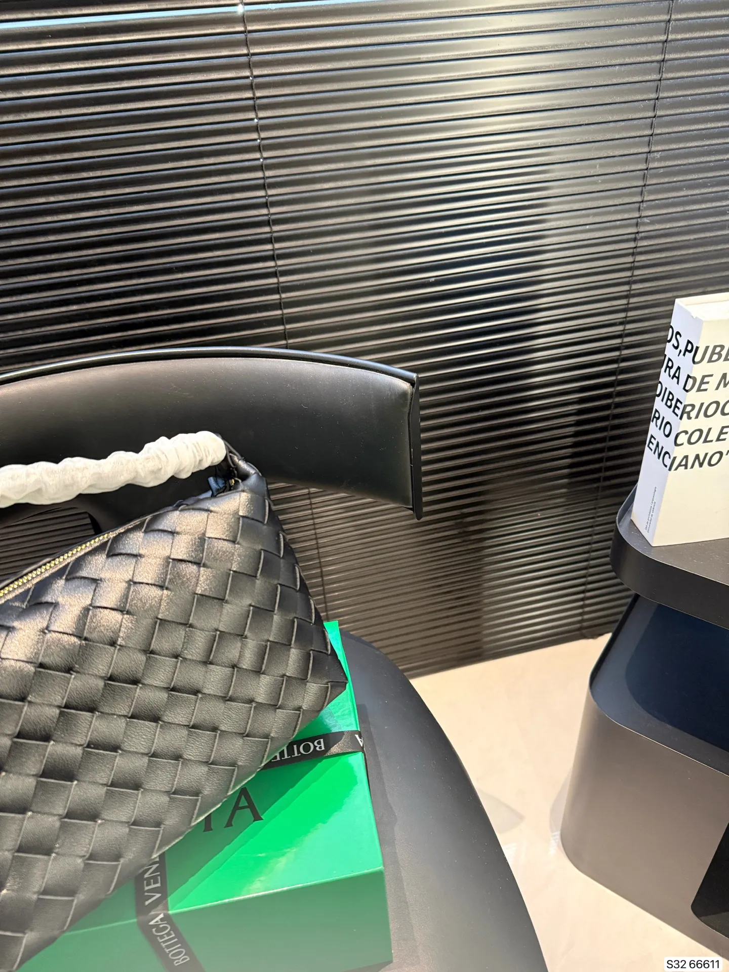 p210 配盒子 纯皮Bottega veneta 适合春夏秋冬的季节 Bv高级 简洁的线条,柔软的包身,并且相当实用,街头巷尾它的身影无处不在,也成为经典款IT bag之一 万众追,这款包一出就风靡全球 流行,如今粉丝群依然很强大,因为它实在太衬托气质了,包再多也要给自己留一个!尺寸21 14货号66611