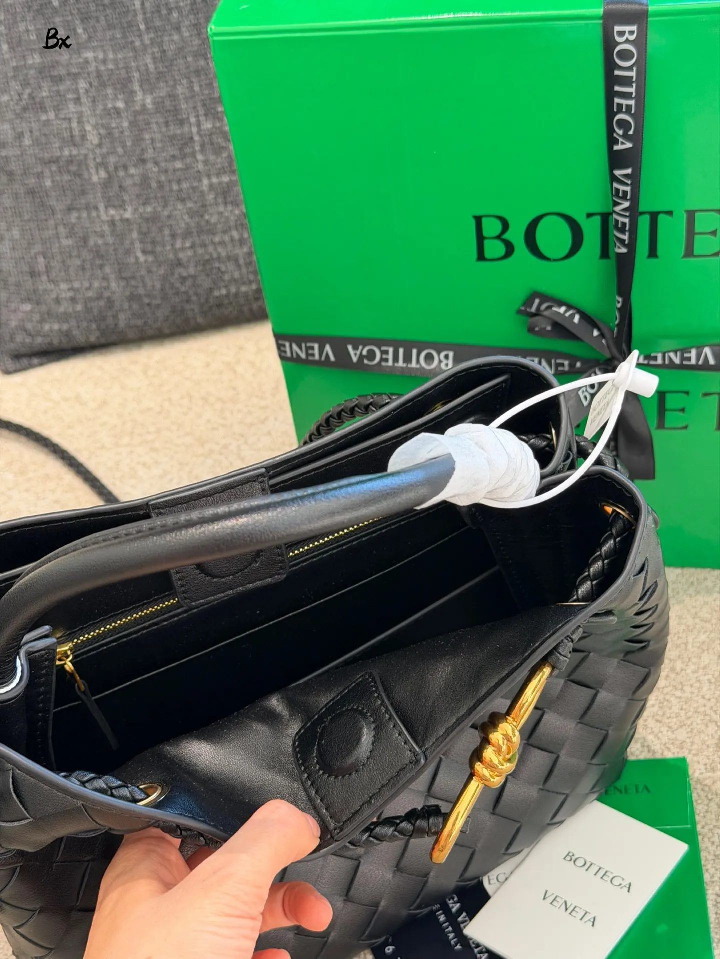 p235p255 BV Andiamo巴罗洛手袋​​ 🍷Bottega Veneta Andiamo系列手袋，巴罗洛酒红色超有质感，Nappa小羊皮+Intrecciato编织工艺，触感柔软细腻，纹理超美！金属绳结锁扣可调节，单肩、手拎、斜挎都OK，通勤日常都能用👜。小号&中号容量适中，实用又时髦，酒红色优雅复古，秋冬搭配超出片，是都市女生必入的高端手袋✨。25cm30cm配盒子