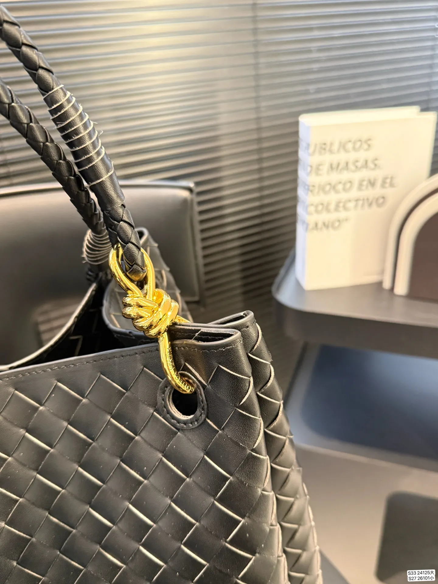 大号P215 小号P185 BV的降落伞Parachute,编织的工艺自然且优美,皮质交叉编织出的纹路和背带处的金属编织设计,既原始又摩登,轻松拿捏美拉德穿搭的帅气🤏 尺寸大32 28 小21 16 货号大24125 小26101