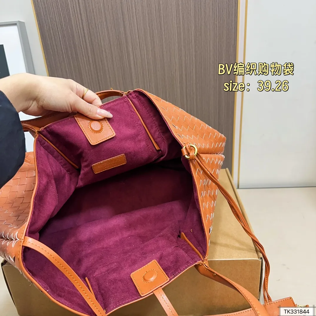 💰160 BV编织购物袋 bv 编织购物袋它是这一季中性价比+实用性最棒的一只包包！内置小包！容量非常 尺寸39.26