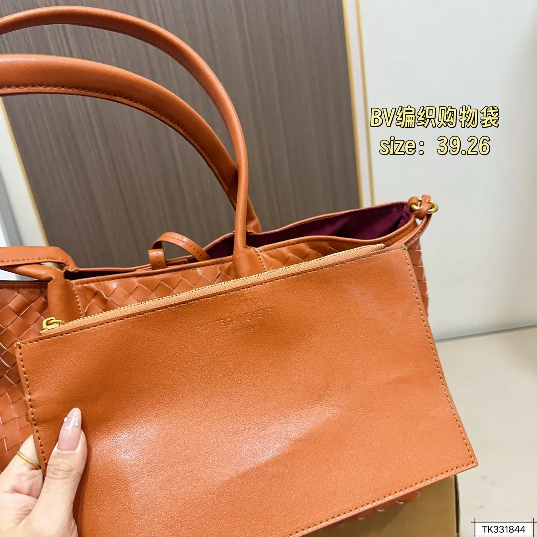 💰160 BV编织购物袋 bv 编织购物袋它是这一季中性价比+实用性最棒的一只包包！内置小包！容量非常 尺寸39.26
