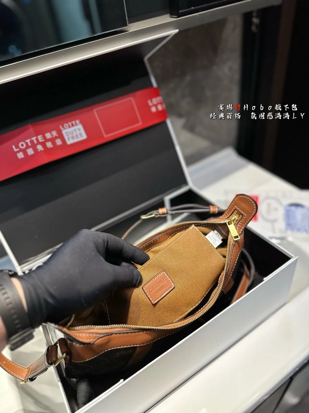 ❤️P150(礼盒包装)❤️ 赛琳 Hobo 腋下包 CELINE新款老花条纹Hobo手袋 🤩经典的老花图案搭配条纹设计,独特又时髦,轻松打造出优雅又摩登的氛围💫。Hobo包型设计既时尚又实用,适合日常出街、上班或周末旅行,随时随地都能让你变身焦点🔥。Hobo设计,宽大实用,可以装下日常必需品,肩背舒适,完美应对任何场合。💖 ⚠️尺寸33.26