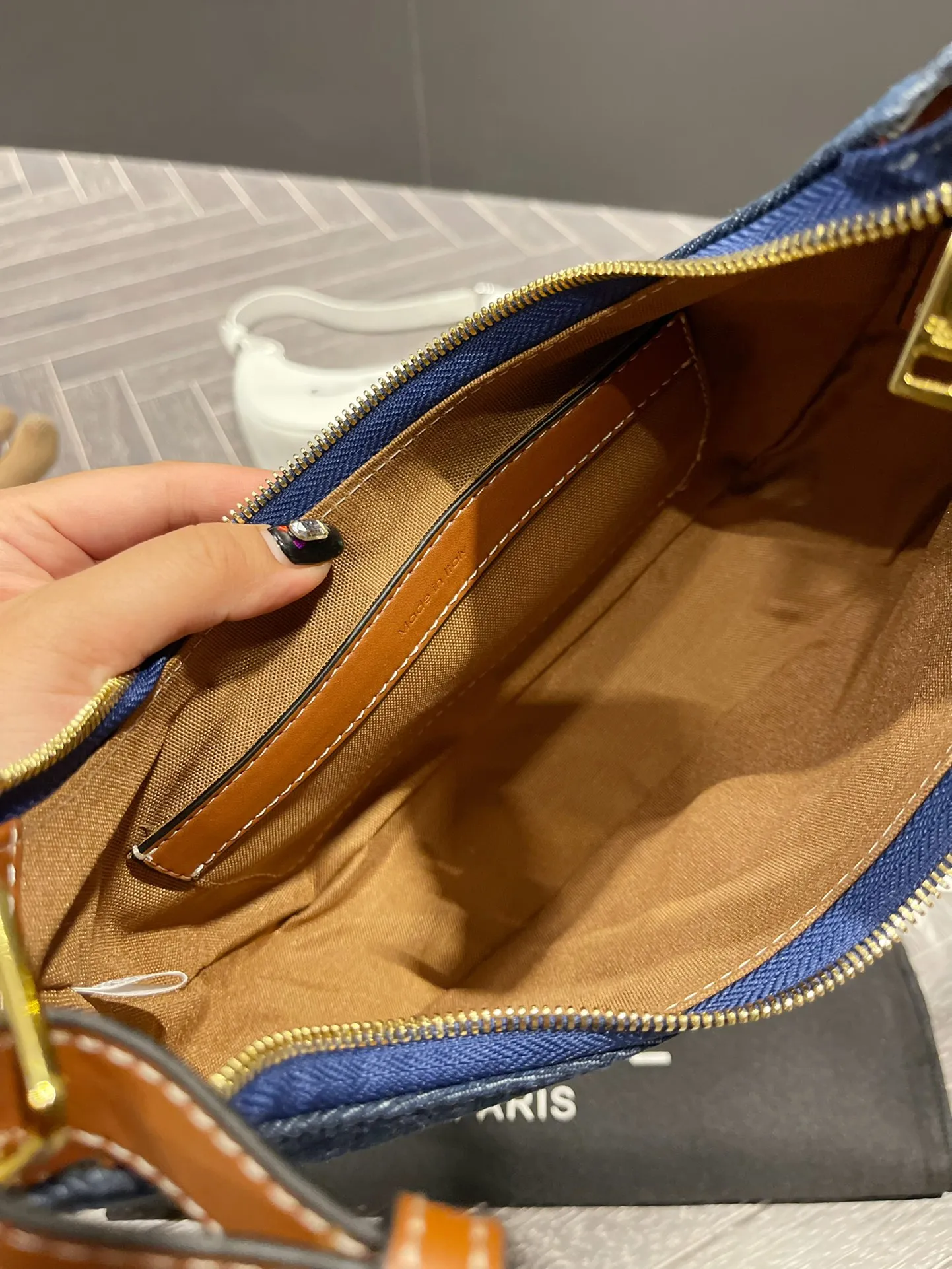 P110 Celine新款腋下包百搭休闲爱惨了~ CELINE这几天入的Celine包包们，不得不说这款白色腋下包也太好看了吧~简简单单的白色配logo字母真的非常任意门和什么衣服都好配不管深色还是淡色秋冬还是春夏搭配起来都是毫无违和感的 除了好搭配容量也是非常大之前用过老花腋下的宝宝应该.都知道钱包手机都是妥妥塞的下还松动有余动25 13cm