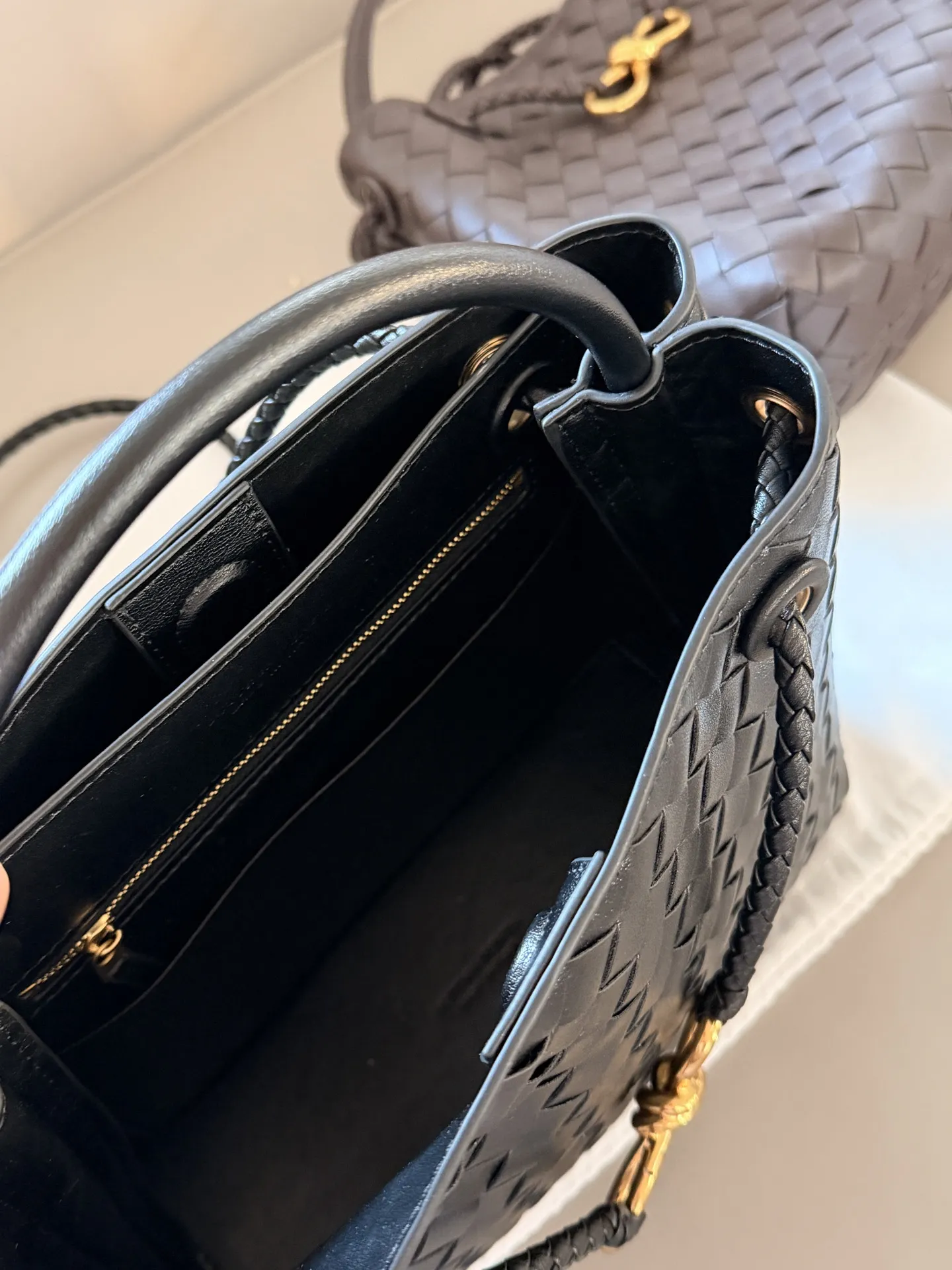 💰235 配盒 size:25*20cm BV Andiamo 迷恋老钱风随意又慵懒的感觉 实物皮质 柔软容量超大手拎大小感觉很合适