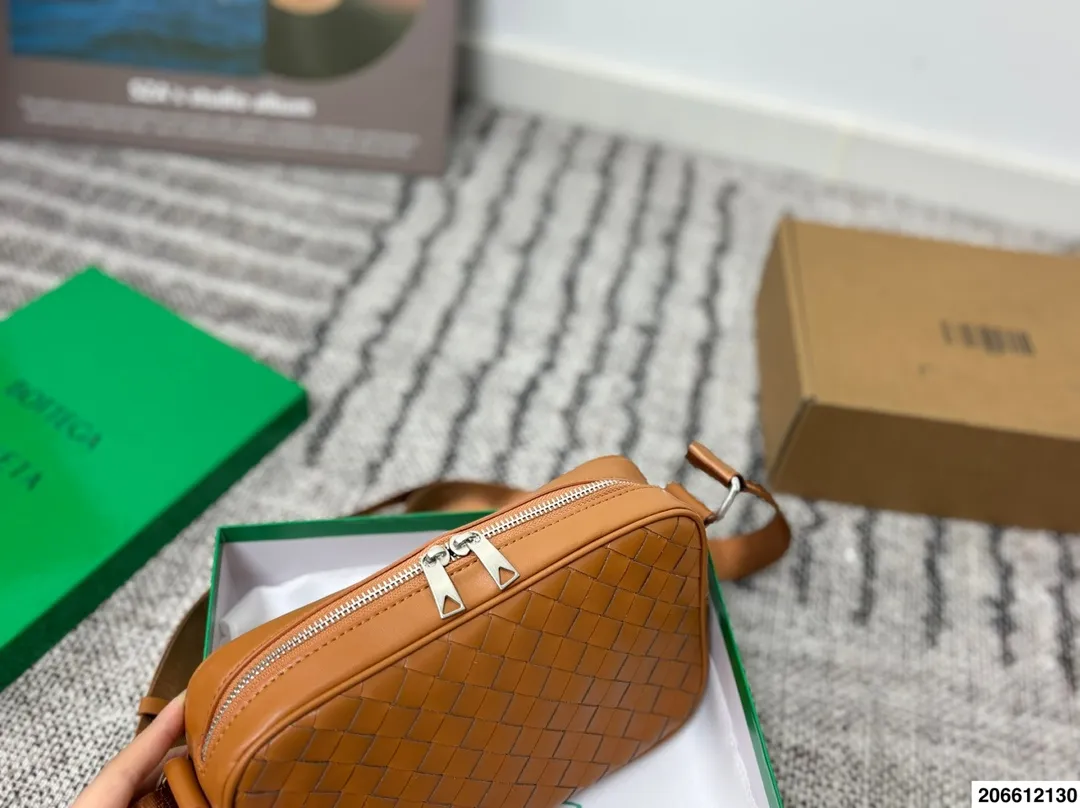 p130配盒 BV编织包斜挎包相机包 搭配休闲风的穿搭 舒适又有活力超级耐看 尺寸25.15