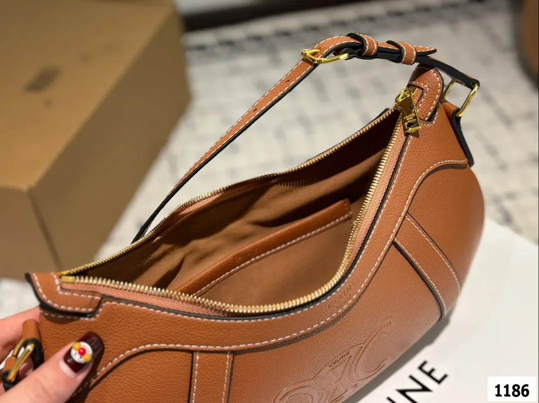 P160 配折叠盒子 赛琳CELINE Hobo腋下包 质感很高级 容量超级大也很耐用 日常出街背它回头率百分百 就是这种随性慵懒感 尺寸：34.16