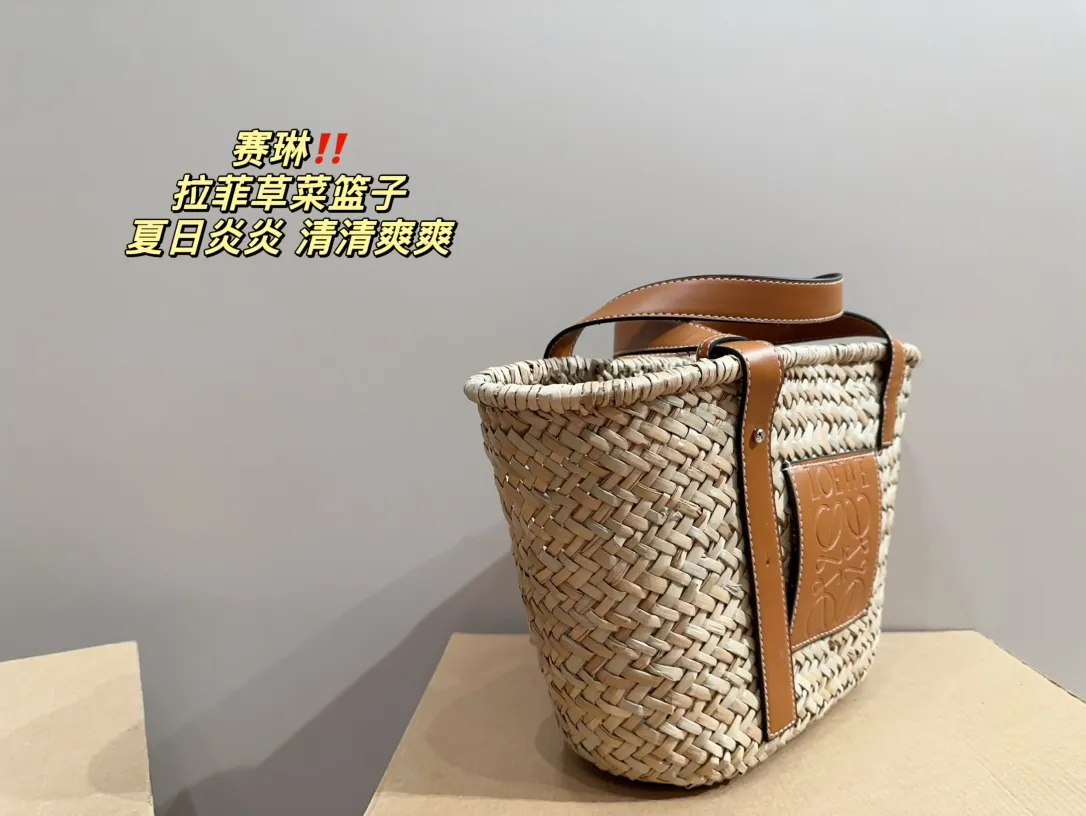 P120⚠️尺寸24.21 赛琳 拉菲草菜篮子 草编包的趋势再度袭卷而来，轻松成为本季新 宠！不论日常出游或是假日逛街，出镜率超高的包 款总让人联想到温暖的季节和愜意海滩时光。由拉 菲草编织而成，质地清新自然，从视觉到触感都自带夏日风情，为结构感鲜明的包款注入优雅精髓。