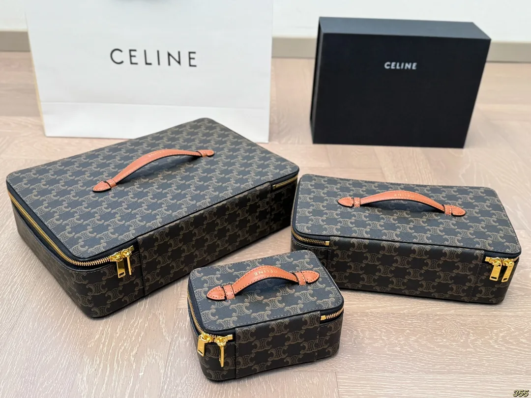 ¥140/¥130/¥120配盒 赛琳Celine专柜同款包!化妆包化妆箱,非常可爱🐶专柜同款老花面料!经典爆款!原版五金👍高端品质!任意出入专柜毫无压力!非常实用哦!尺寸:34 24 9/27 15 8/15 10 7