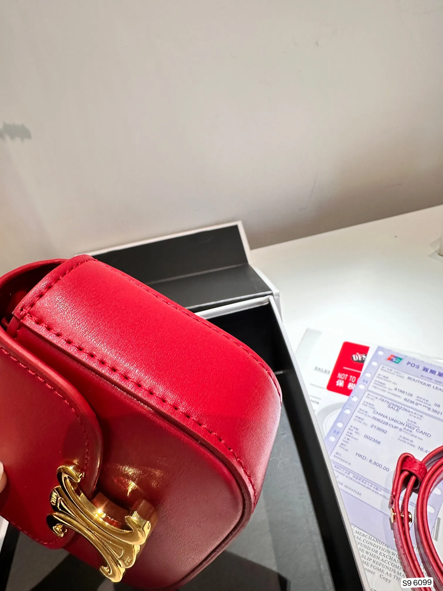 P95 配折叠盒Celine 赛琳迷你口红包粉饼包零钱包 精致零钱包时尚凹凸造型单品 拿来当配饰也是极好的时髦小配件可爱的不要不要的 尺寸:11.5 9 货号6099