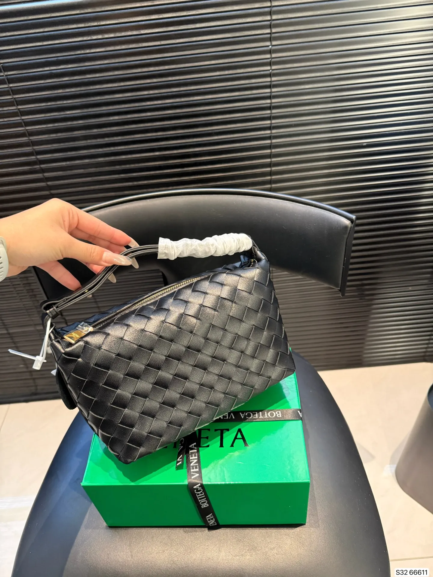 p210 配盒子 纯皮Bottega veneta 适合春夏秋冬的季节 Bv高级 简洁的线条，柔软的包身，并且相当实用，街头巷尾它的身影无处不在，也成为经典款IT bag之一 万众追，这款包一出就风靡全球 流行，如今粉丝群依然很强大，因为它实在太衬托气质了，包再多也要给自己留一个！尺寸21 14货号66611