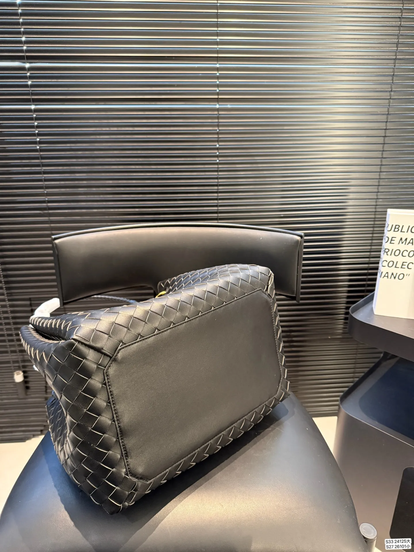 大号P215 小号P185 BV的降落伞Parachute,编织的工艺自然且优美,皮质交叉编织出的纹路和背带处的金属编织设计,既原始又摩登,轻松拿捏美拉德穿搭的帅气🤏 尺寸大32 28 小21 16 货号大24125 小26101