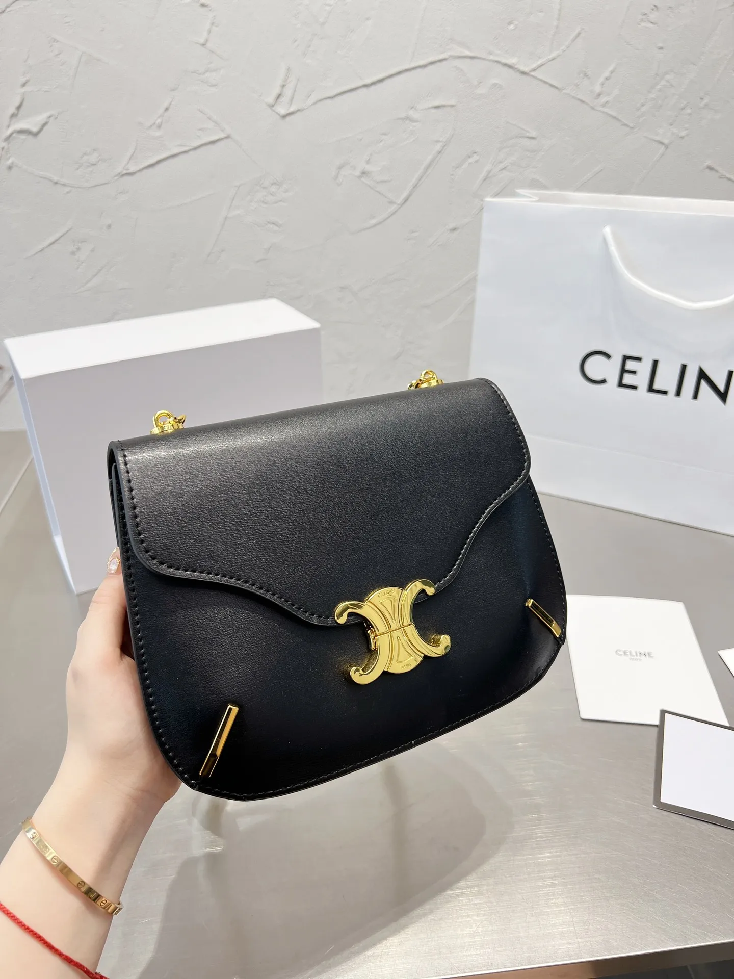 ¥150折叠盒 Celine22夏季新品!又又又是凯旋门链条包! 正式地为大家介绍它的名字:凯旋门Besace 链条包(或者腋下包)!新成员真的太美了!还是一如既往地采用亮泽小牛皮配以经典凯旋门logo和热度超高的金属链条黑金真的是永远的好搭档!百搭时尚就不再重复了包体没有什么厚度 但是非常有深度!除了手机钱包钥匙外再放气垫粉饼湿巾都没问题哦!24*18cm