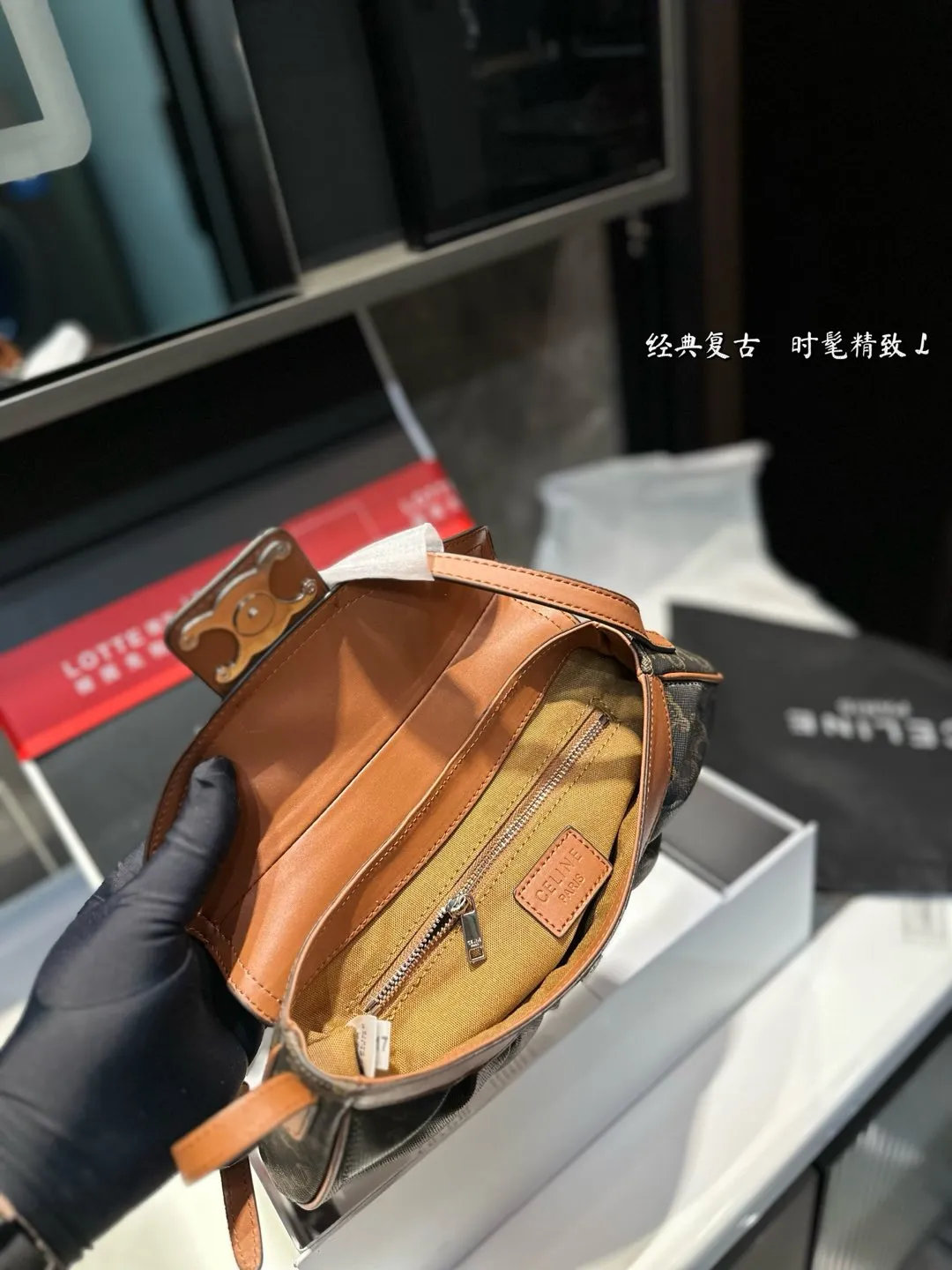 ❤️P145（礼盒包装）❤️ 赛琳 凯旋门腋下包 时髦拿捏住啦 不显老气好好搭啊 而旦貌美气质加成好高的呀~ 爱死了这份从容优雅⚠️尺寸27.11