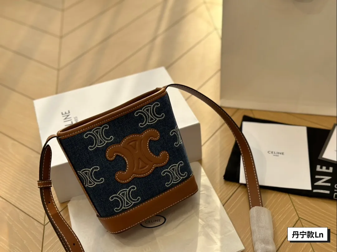 ¥125配盒 瑟琳Celine TRIOMPHE通体刺绣牛仔布和牛皮革迷你水桶包,5x16x7cm:19. 5x16x7cm