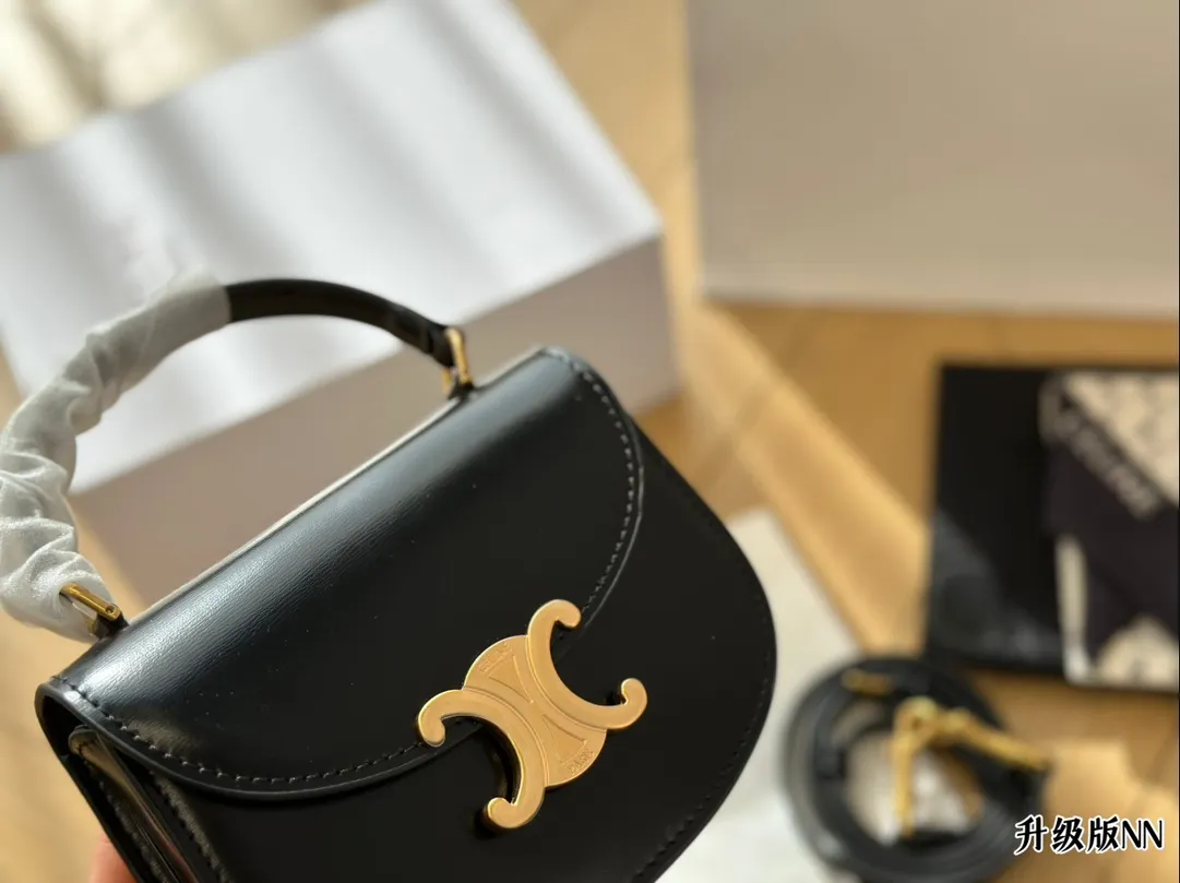 ¥180配盒 LISA同款可爱手提小包一枚! CELINE BESACE TRIOMPHE太太太太可爱啦!可盐可甜!虽然放不下手机但是可以装下你的其他东西鸭!尺寸15*12