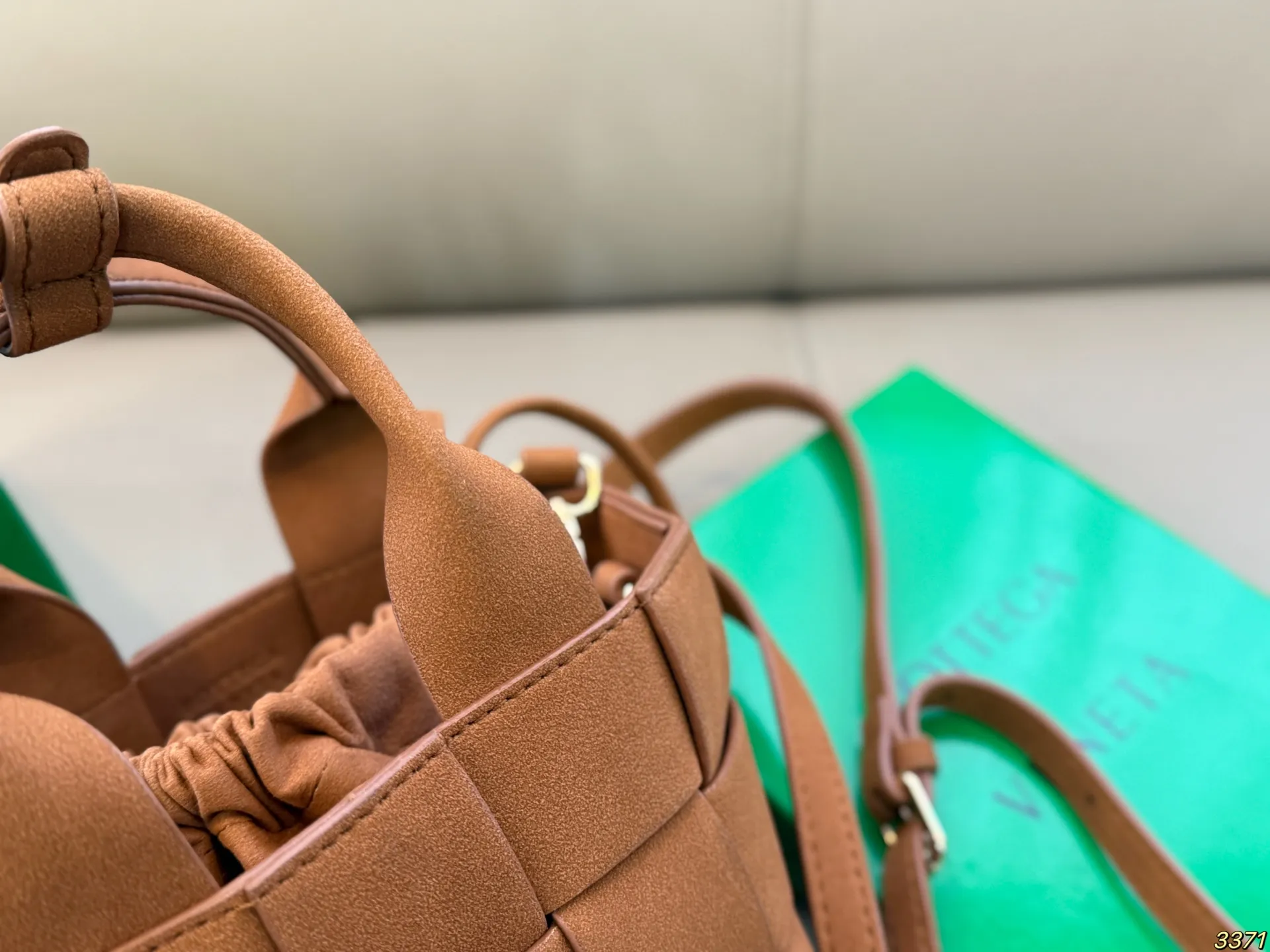 ¥150配盒 BV编织包菜篮子 超级经典又时髦 意外的百搭 耐看精致 日常出街 集美必入 尺寸:13 13