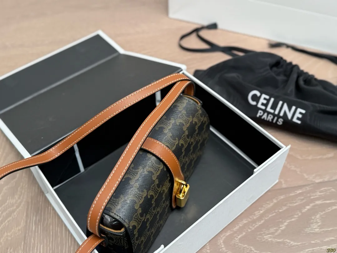 ¥160折叠盒 Celine赛琳锁头包 出门简直洋气又时髦~ 打造轻松自在的氛围🌊 尺寸20 10