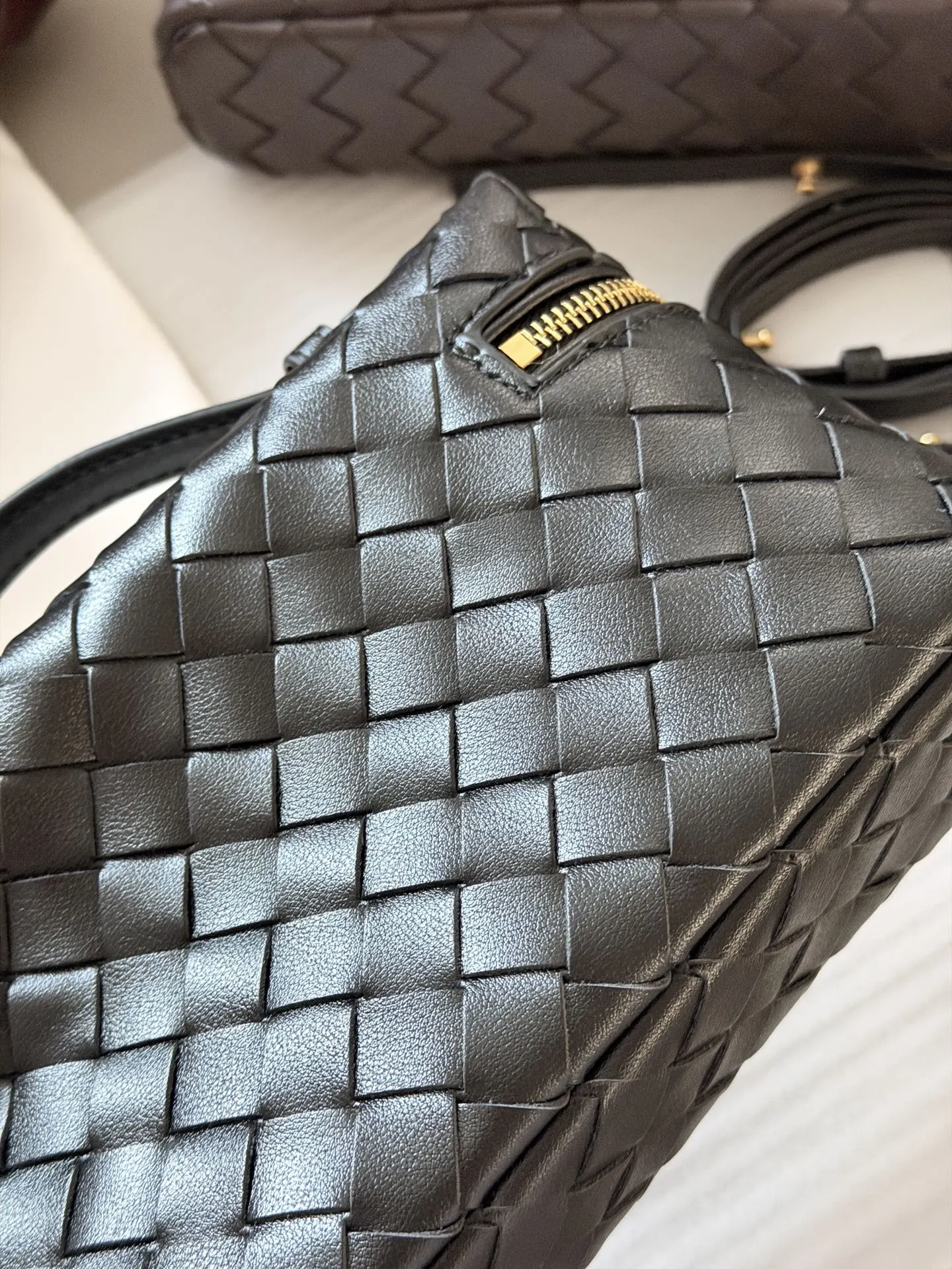 💰205 牛皮 配盒 size：23*13cm BV BangBang Vanity棒棒包， 任何人没有买到这只 包我会伤心的 造型独特精致，日常使用容量足够，可手提可斜挎，多种造型随意切换！