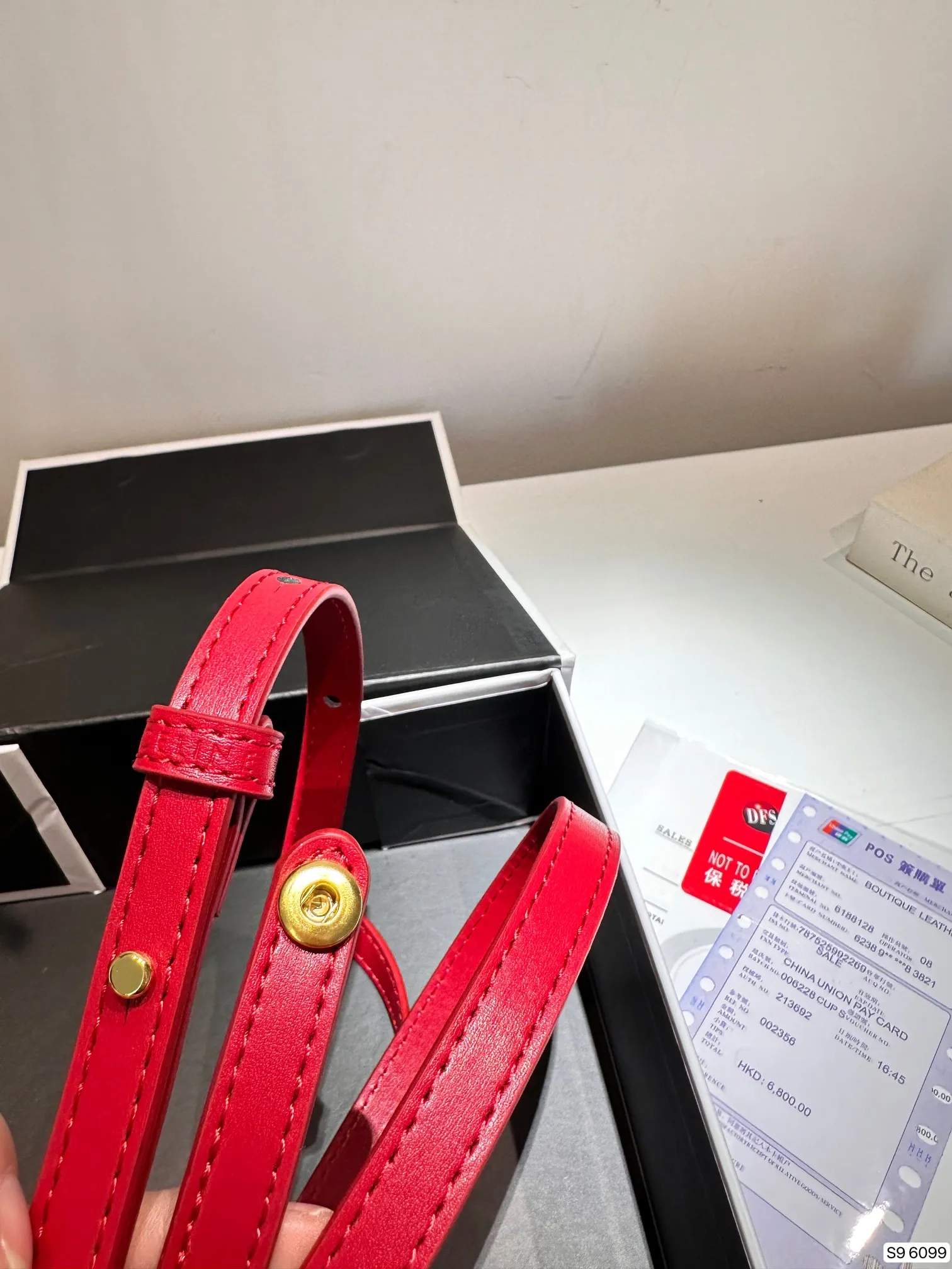 P95 配折叠盒Celine 赛琳迷你口红包粉饼包零钱包 精致零钱包时尚凹凸造型单品 拿来当配饰也是极好的时髦小配件可爱的不要不要的 尺寸：11.5 9 货号6099