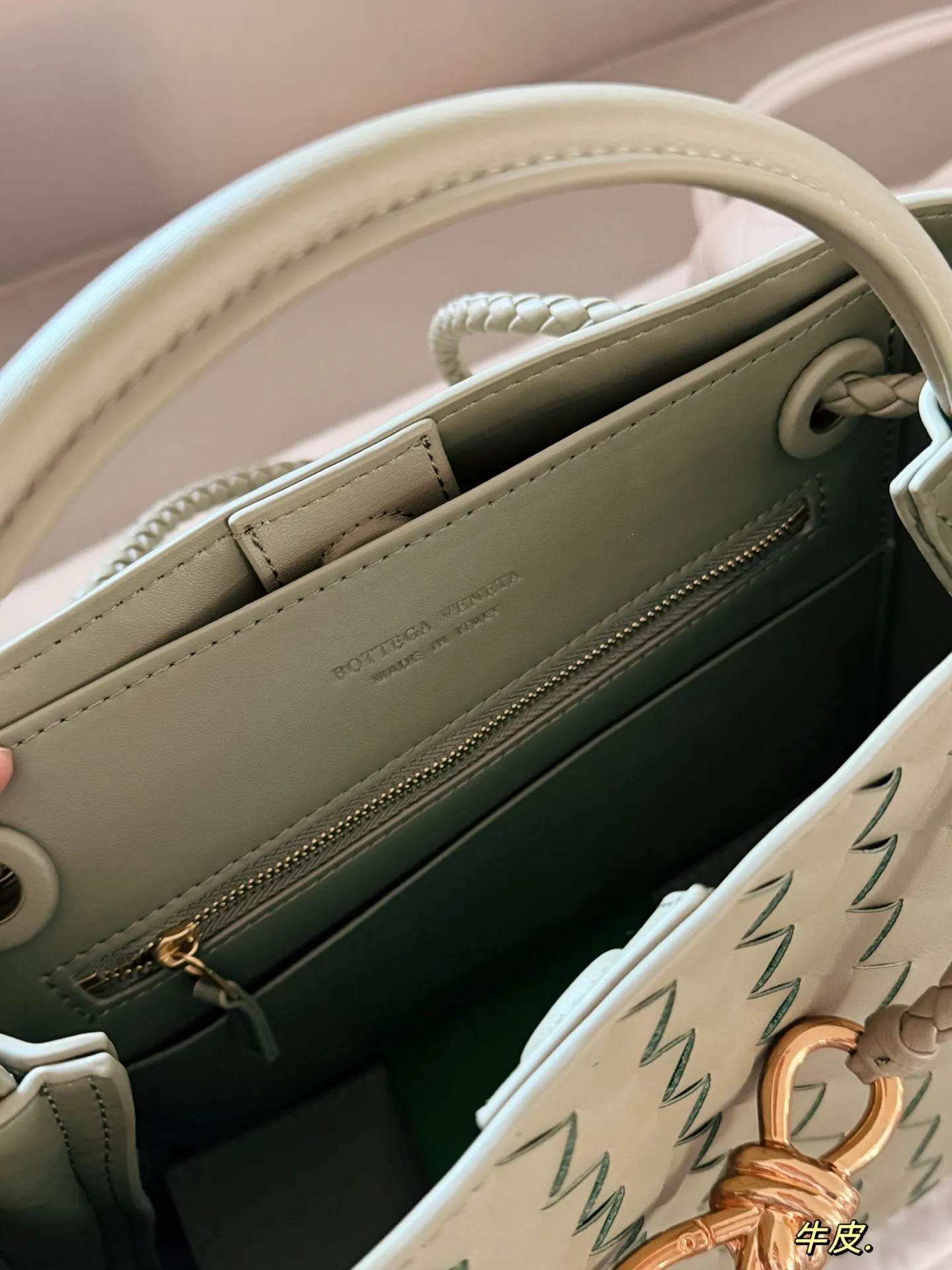 💰235 配盒 size：25*20cm BV Andiamo 迷恋老钱风随意又慵懒的感觉 实物皮质 柔软容量超大手拎大小感觉很合适