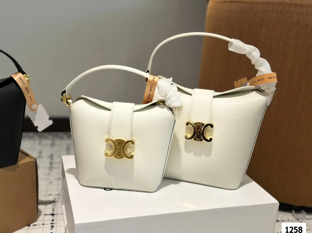 ¥140 ¥145 配折叠盒盒 size:13.14cm 16.17cm 赛琳新款的薯条 加入开口设计~ 今年的大包都很 喜欢~ ~凹造型好物+街拍时尚单品 容量可满足短途旅行需求大包