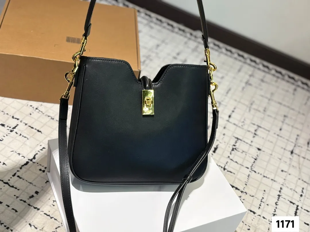 P145 配折叠盒子 Celine 赛琳水桶包 一直很喜欢小牛皮的包 经久耐看 有着高颜值的复古文艺气息🌱 尺寸:25 21.5