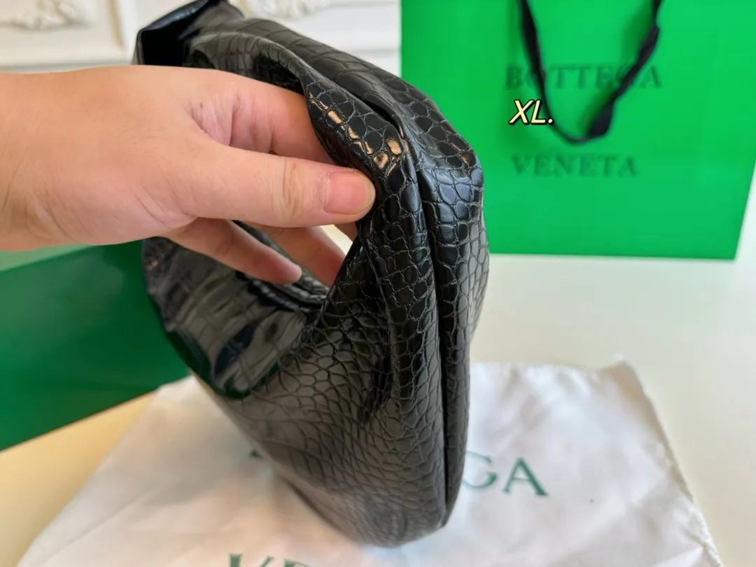 P115(配盒) Bottega Veneta BV新款jodie手提袋💕 size:25×16 包身轻,容量超🉑 百搭好看不过时~ 实物上身效果超绝!!!!