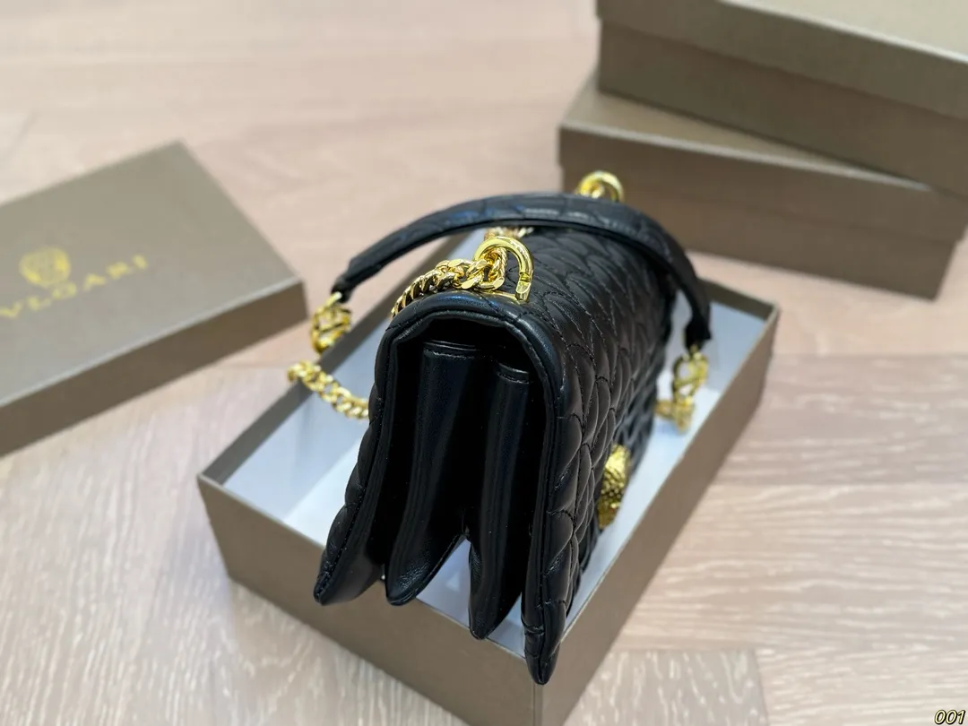 ¥135配盒 宝格丽 Bvlgari蛇头包 ⚠️顶级原单 不愧是开挂般的存在 包身轻便 百搭 给予满满的高级感 尺寸21 13