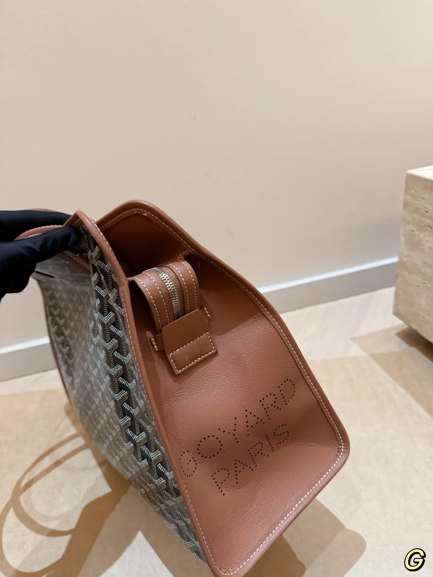 P180 无盒 size:40*30cm goyard 戈雅hardy 出差神包! 非常能装也很耐脏哦! 如果要挑一支大包装下我的全世界那就是goyard hardy 了 非常的能装, 笔记本电脑上完全没有问题 tote能装下的她都可以~