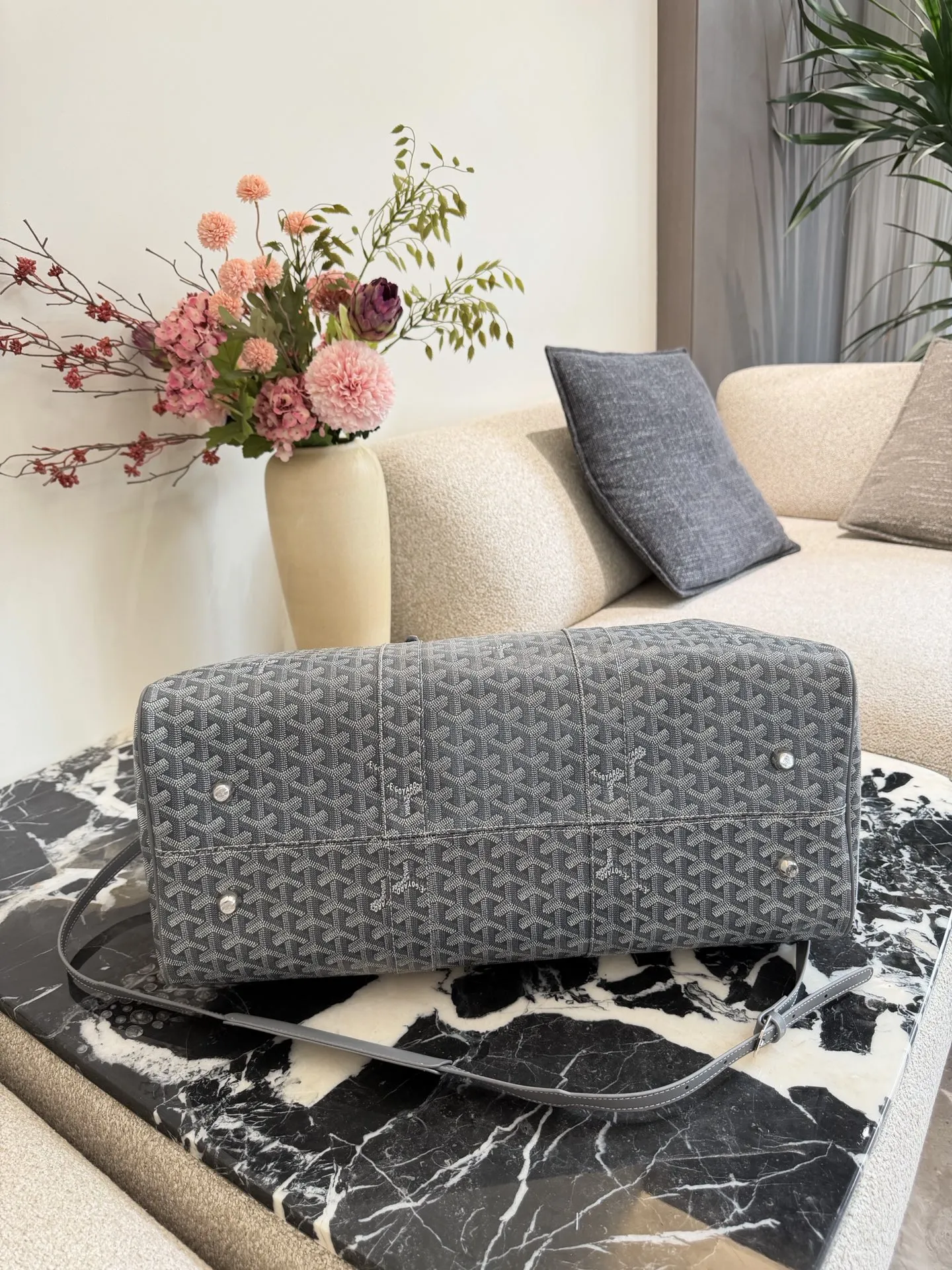 p310 顶级原单 全钢锁头 Goyard Boston 50灰色旅行袋 Goyard Boston 50灰色旅行袋，经典老花帆布+低调简约又奢华十。50cm黄金尺寸，容量适中，短途旅行或健:身都很OK!双手柄设计，支持手提/斜挎，肩带可选帆布或皮革，背起来超方便~内部空间合理，衣物、电 子设备轻松收纳，实用又时髦，出行必备!