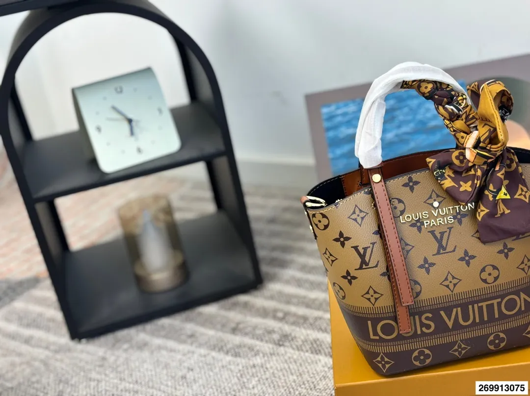 p125 配礼盒 牛皮中古vivian斜挎手提包 男女通用的一款 这款Retiro 手袋以标志性的LV老花面料制成，搭配奢华的黄皮饰边，经典永恒。优雅低调的外形设计和宽敞的包身更加入了实用性。 包包尺寸19.17