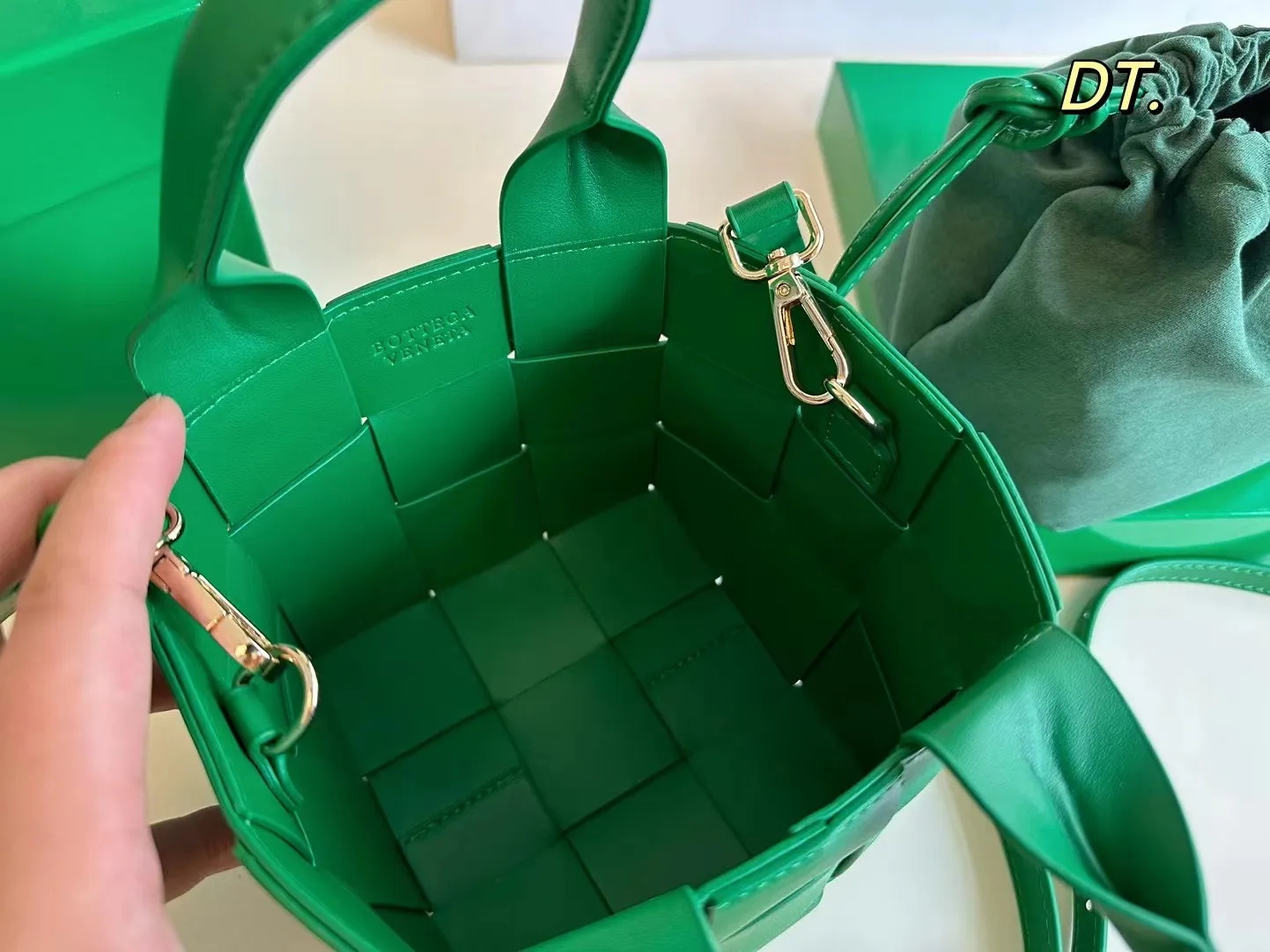 P140(配盒) Bottega Veneta BV新款手提包 💕 size:13×13 线条简洁,包身柔软 采用编织设计很有辨识度!!! 配有肩带,🉑手提可单肩,百搭好看不过时~