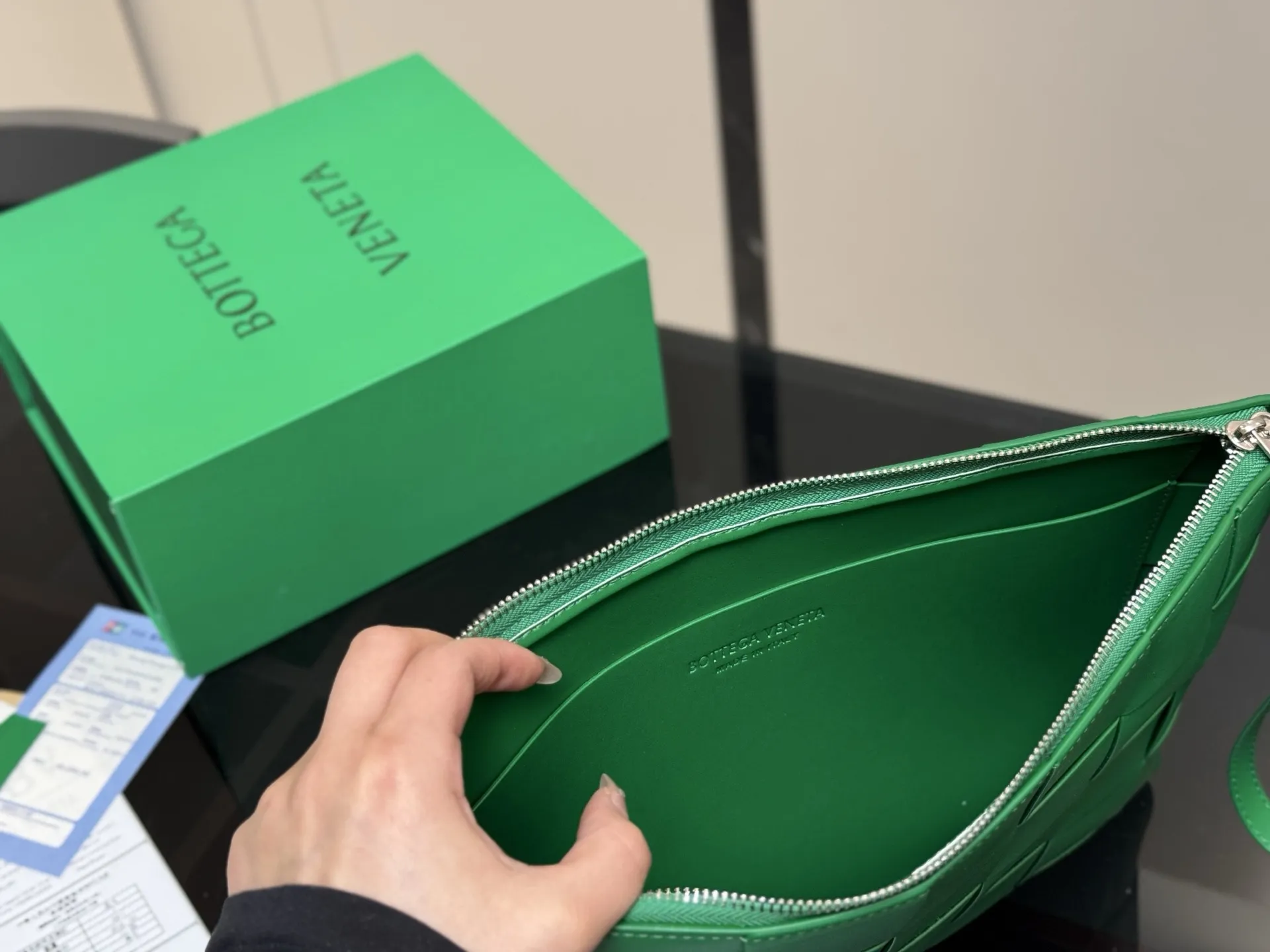 ¥130 无盒 size:34*25cm Bottega Veneta cassette Bv I手拿包! 海绵宝宝! 细腻〰️光滑〰️ 最重要是整个包的蓬度, 每个方块必须做到圆润又饱满才算合格!