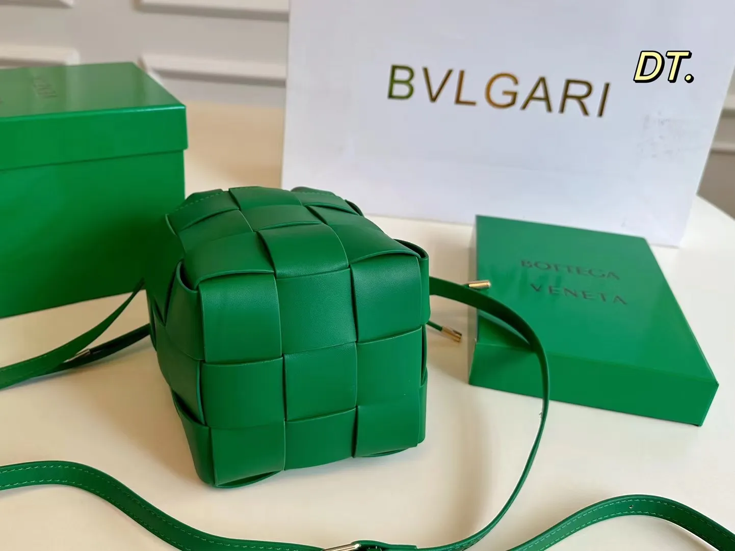 P140(配盒) Bottega Veneta BV新款手提包 💕 size:13×13 线条简洁,包身柔软 采用编织设计很有辨识度!!! 配有肩带,🉑手提可单肩,百搭好看不过时~