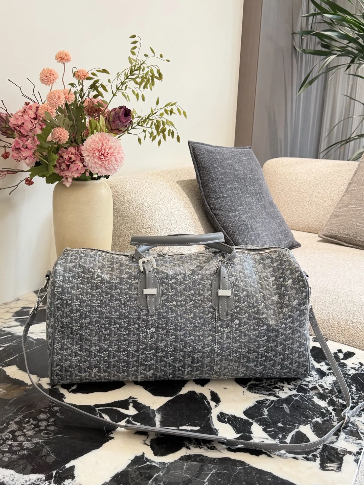 p310 顶级原单 全钢锁头 Goyard Boston 50灰色旅行袋 Goyard Boston 50灰色旅行袋,经典老花帆布+低调简约又奢华十。50cm黄金尺寸,容量适中,短途旅行或健:身都很OK!双手柄设计,支持手提/斜挎,肩带可选帆布或皮革,背起来超方便~内部空间合理,衣物、电 子设备轻松收纳,实用又时髦,出行必备!