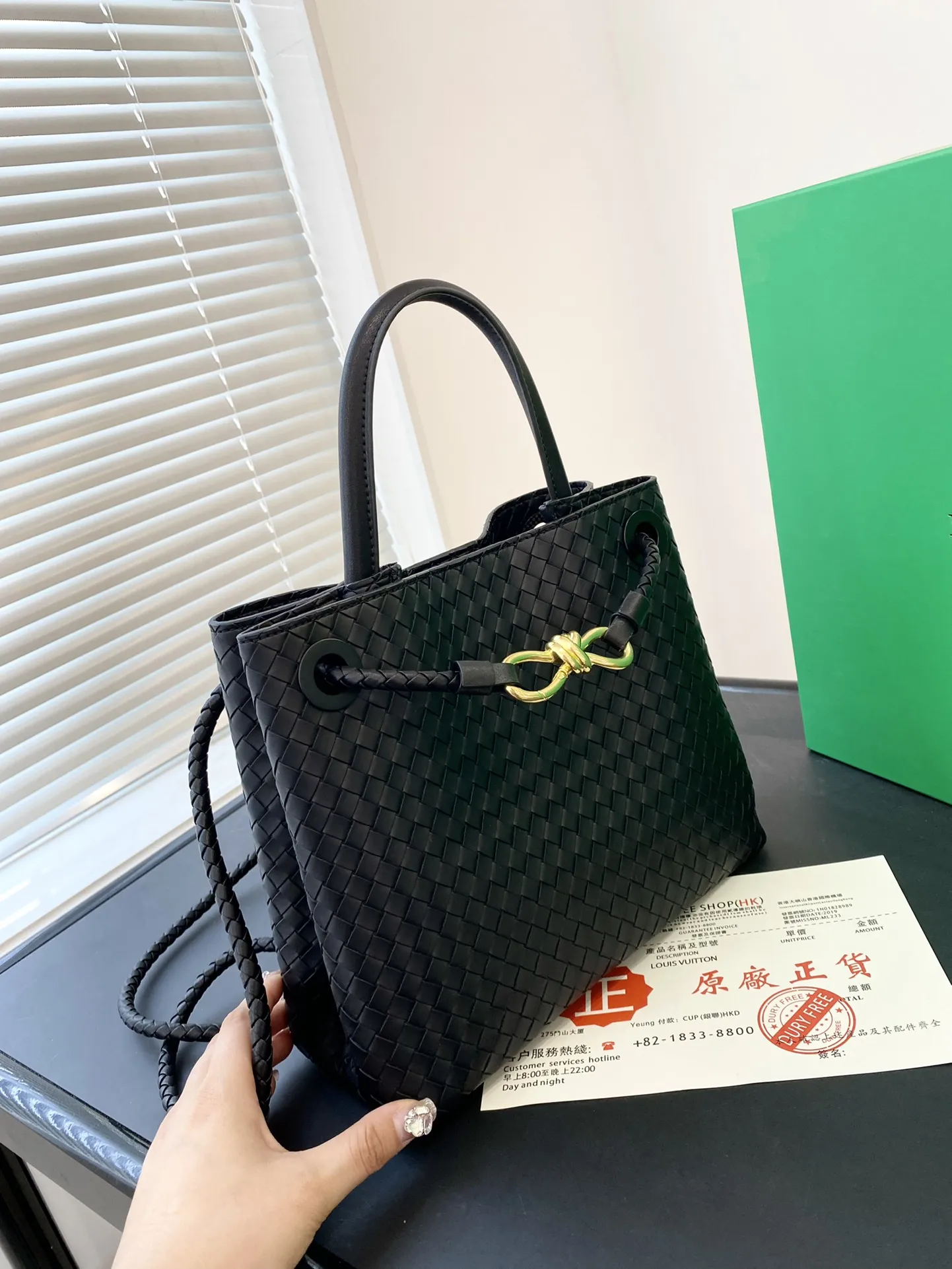 🅿️💰150-💰145配礼盒包装🎁 ✅🔜 【尺寸】大32*24小25*22 BOTTEGA VENETA 23新品 ANDIAMO 手提包 适合春夏秋冬的季节 Bv高级牛仔手提斜挎包 新款,简洁的线条 街头巷尾它的身影无处不在,也成为经典款IT bag之一 万众追,这款包一出就风靡全球 流行,如今粉丝群依然很强大,因为它实在太衬托气质了,包再多也要给自己留一个!9099