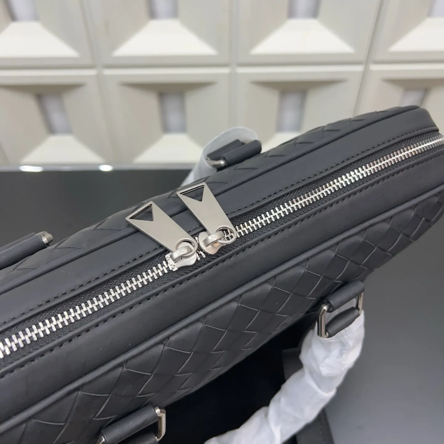 P160 Bottega Veneta 葆蝶家 商务休闲手工编织bv 男士公文包 手提斜挎包 经典百搭 实物拍摄 原厂原版面料 配送防尘袋 37 x 27cm