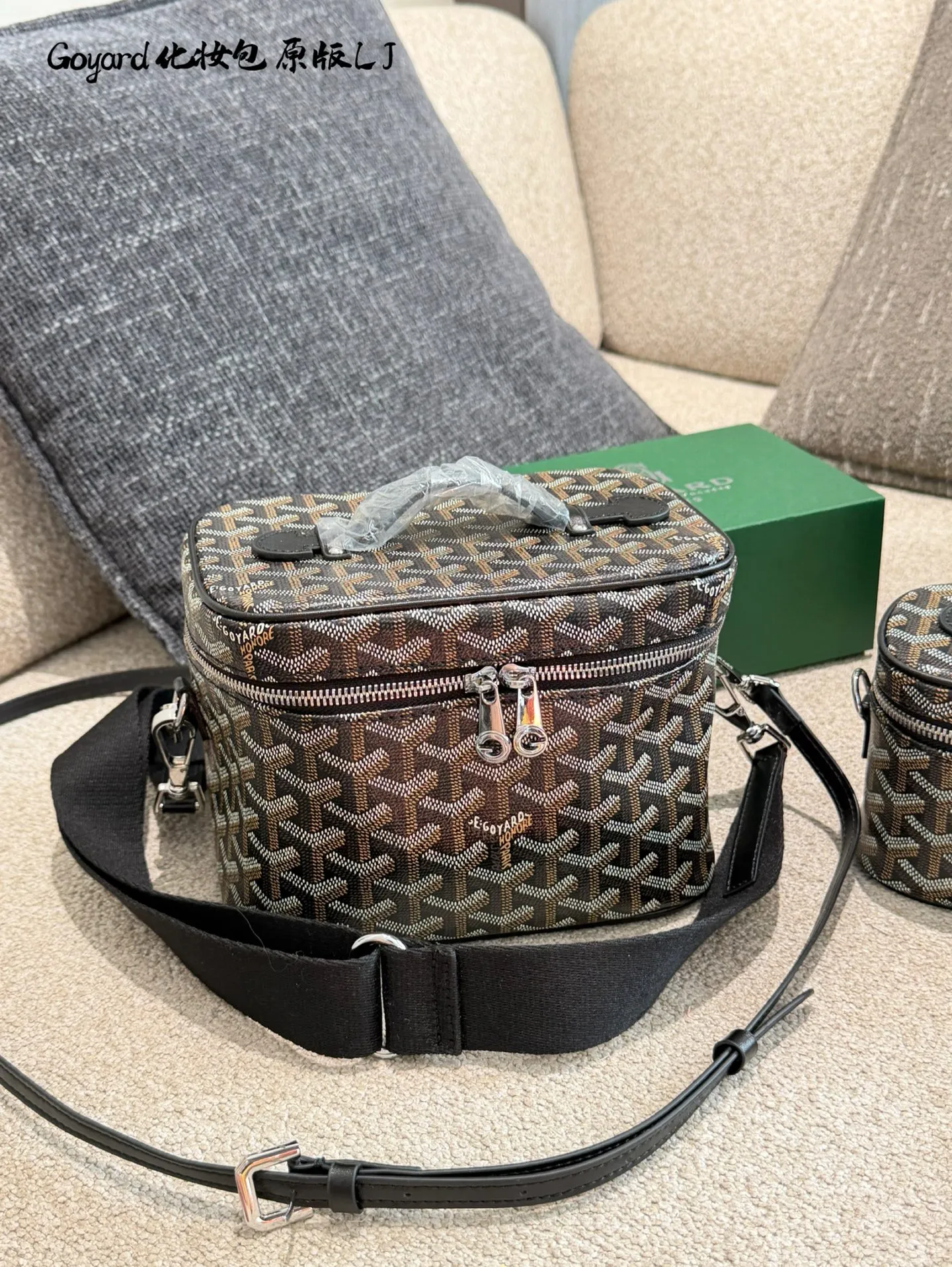 p165p170p195 Goyard这只Muse Nano,到手才发现——这牌儿的“小众感”也太对胃口了! 它家那绿花Y纹不是那种扎眼的花里胡哨,是越看越舒服的低调劲儿,走街上基本不会撞款,偶尔遇到懂行的人点头示意,那种“懂的都懂”的感觉,比背个大Logo显眼多了。而且它家不像别的牌子总搞营销,靠的是百多年做皮具的老手艺,咱不懂啥工艺术语,但摸着手感就不一样——帆布厚实不软塌,金属扣儿沉甸甸的却不笨重,连走线都齐得跟拿尺子量过似的,透着股“不咋吭声但特讲究”的劲儿。10cm18cm20cm配盒子 最难得的是不挑人,用它装化妆品,偶尔拎着出门塞个耳机、车钥匙,搭牛仔裤或休闲外套都不违和。不像有些奢品包,总觉得得穿得特正式才敢拎,这只就特“生活化”,贵气但不端着,高雅全在细节里藏着。