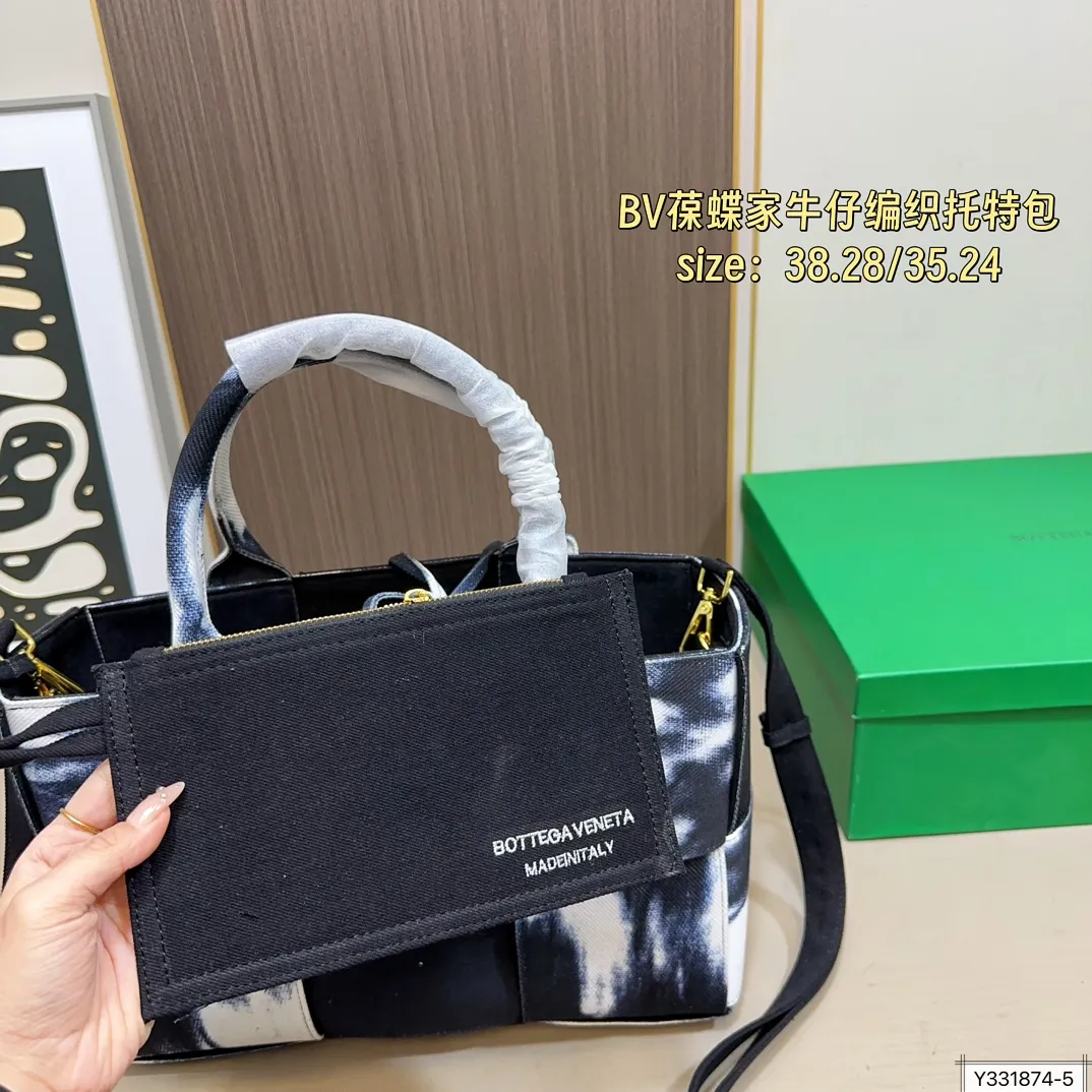 大号💰190 小号💰185 配盒 尺寸38&times;28/35&times;24 BV 葆蝶家 明星同款牛仔编织托特包 每只包都拥有独特的魅力 衬托出整体的高级质感。众多明星上身，多种背法多种造型。
